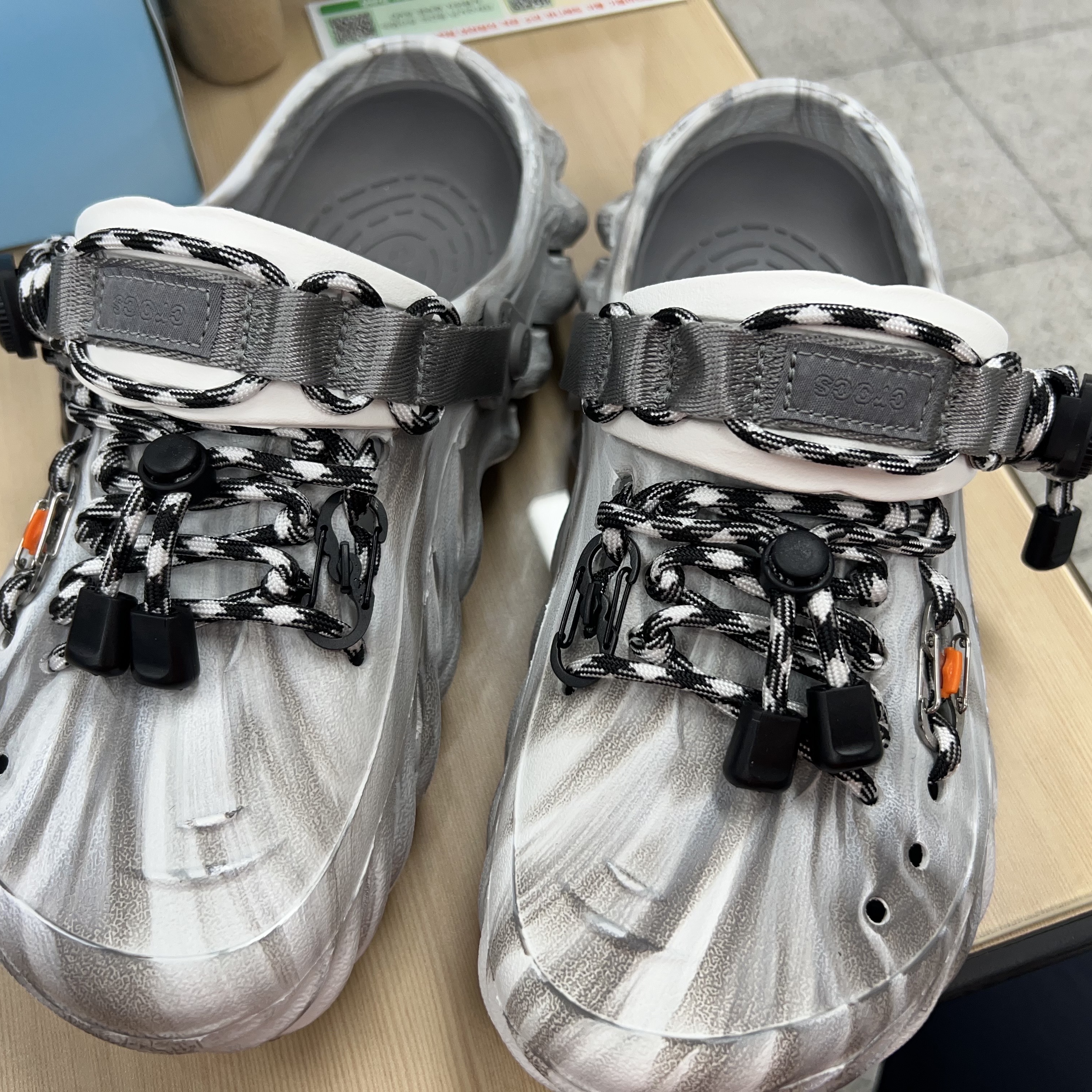 Crocs Echo Marbled Clog Moonlight Multi 착용 스타일 - 1