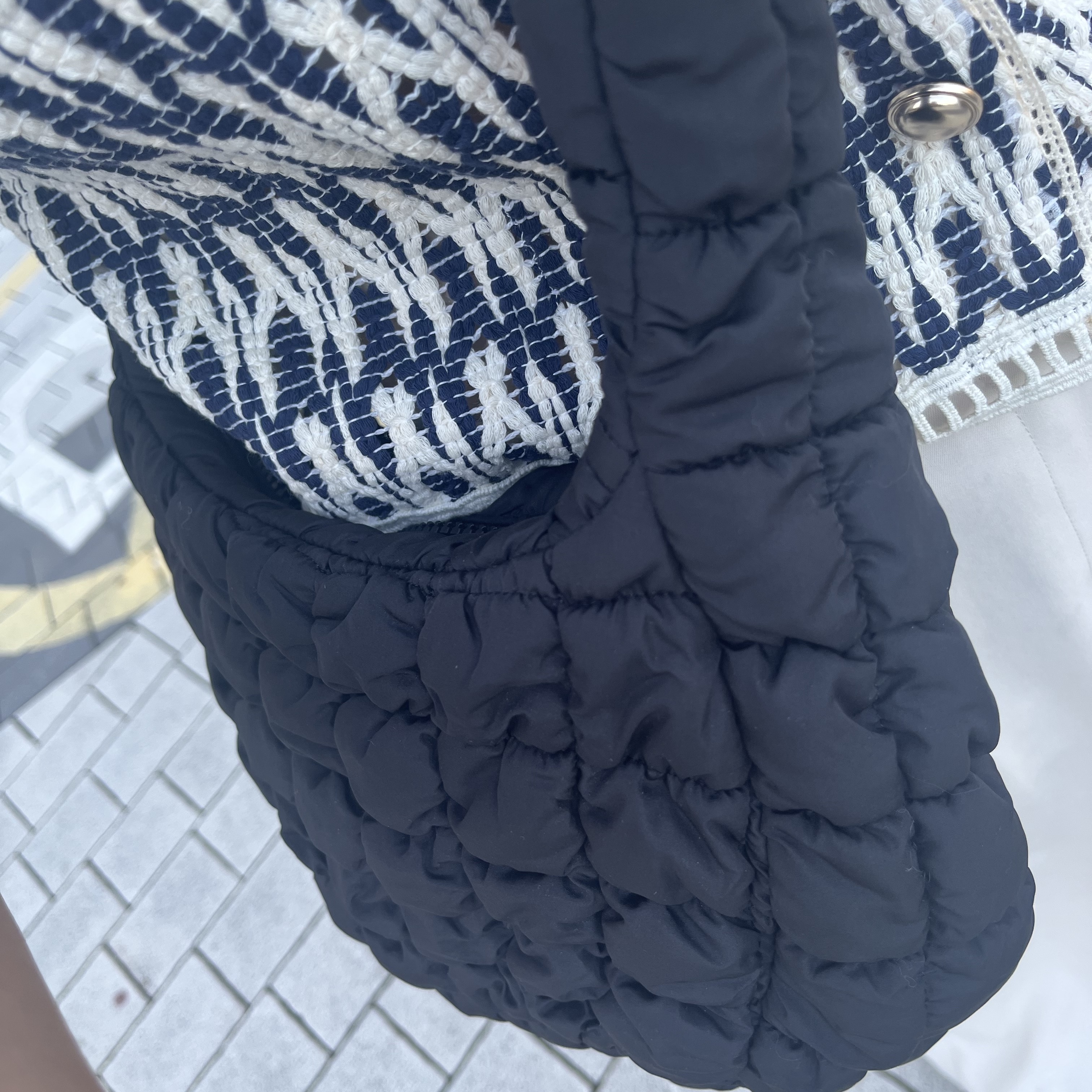 COS Quilted Messenger Bag Black 착용 스타일