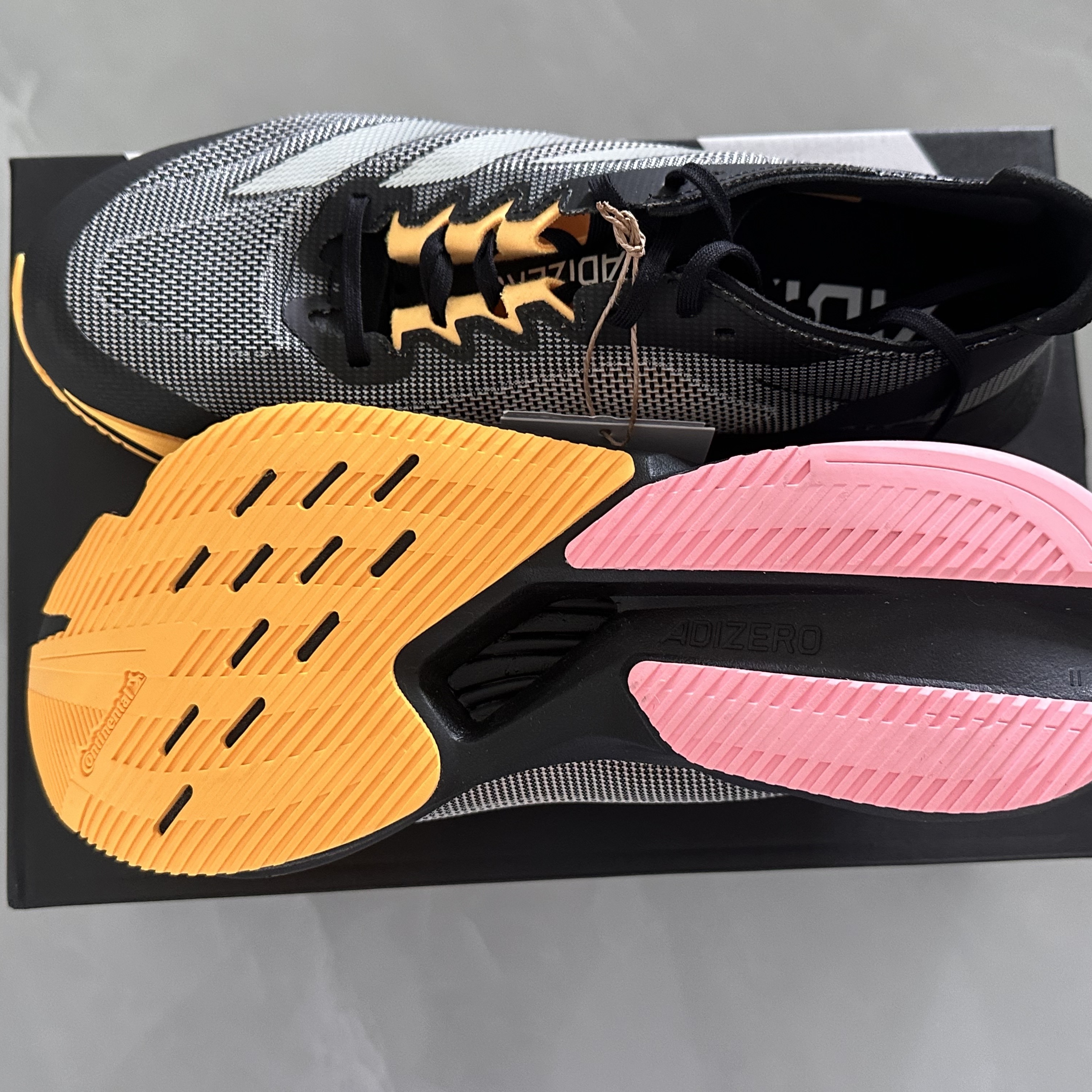 Adidas Adizero Boston 12 Core Black Zero Metalic 착용 스타일 - 2
