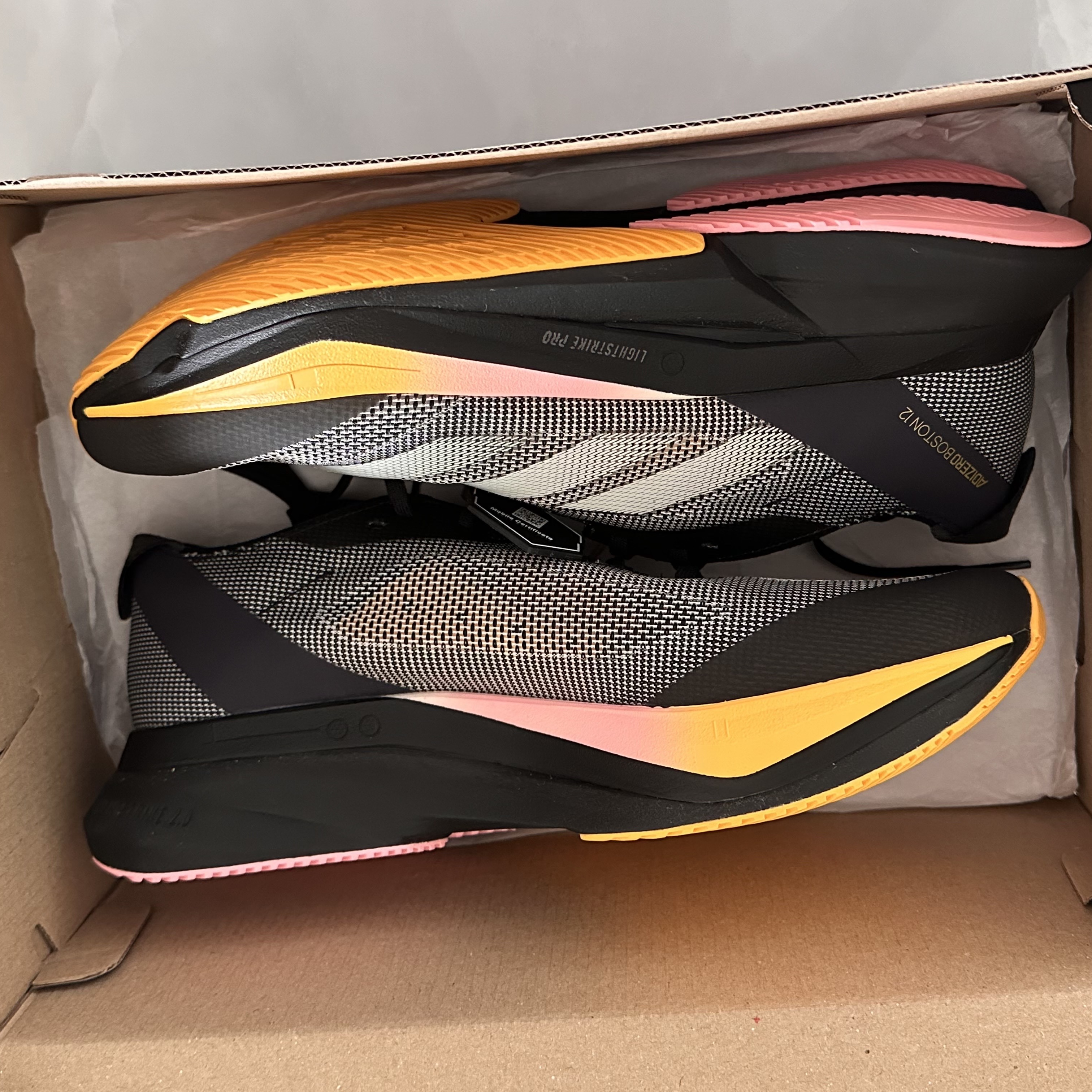 Adidas Adizero Boston 12 Core Black Zero Metalic 착용 스타일 - 5