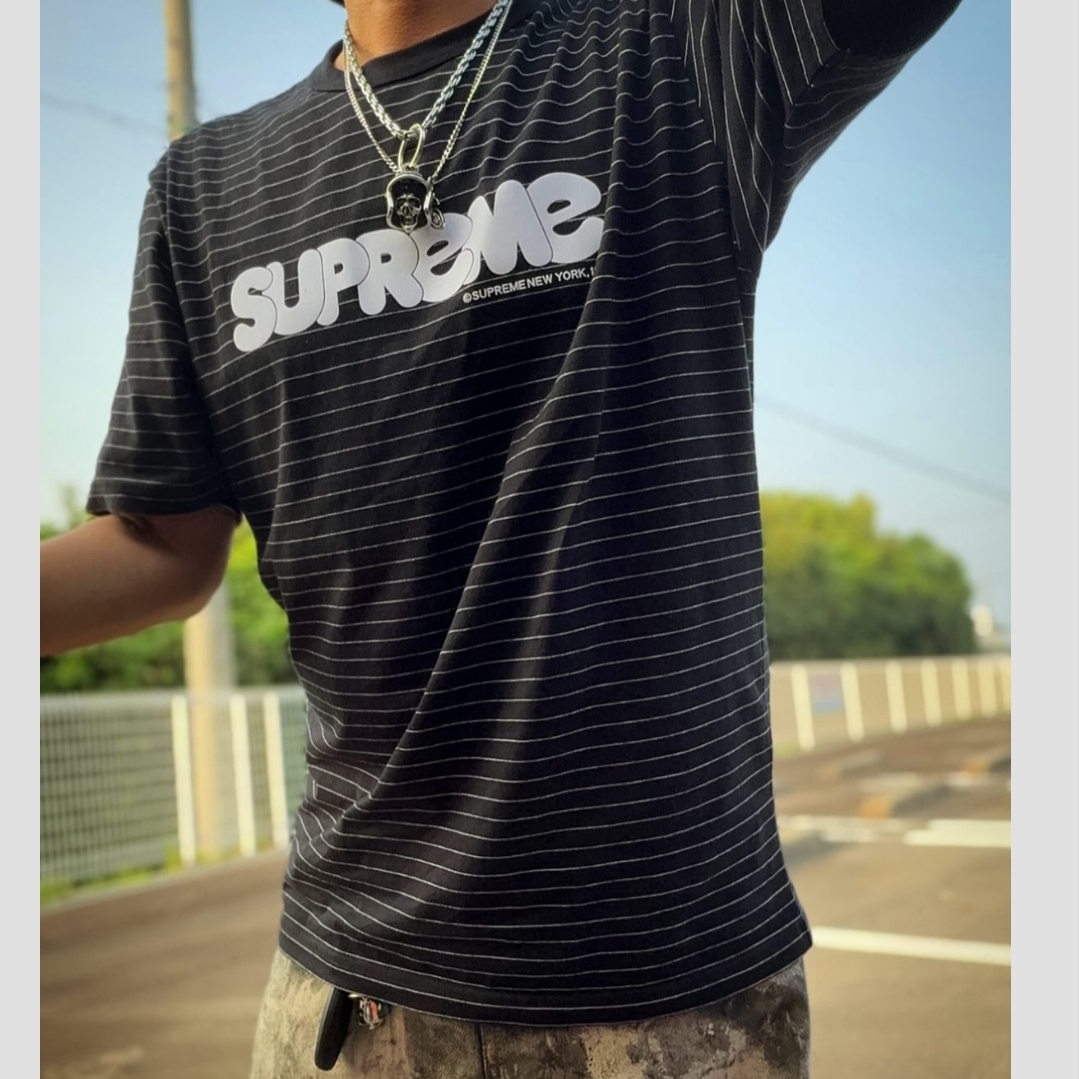 Supreme Bubble S/S Top Black - 25SS, Supreme Baggy Denim Shorts Bleached - 25SS 착용 스타일 - 4