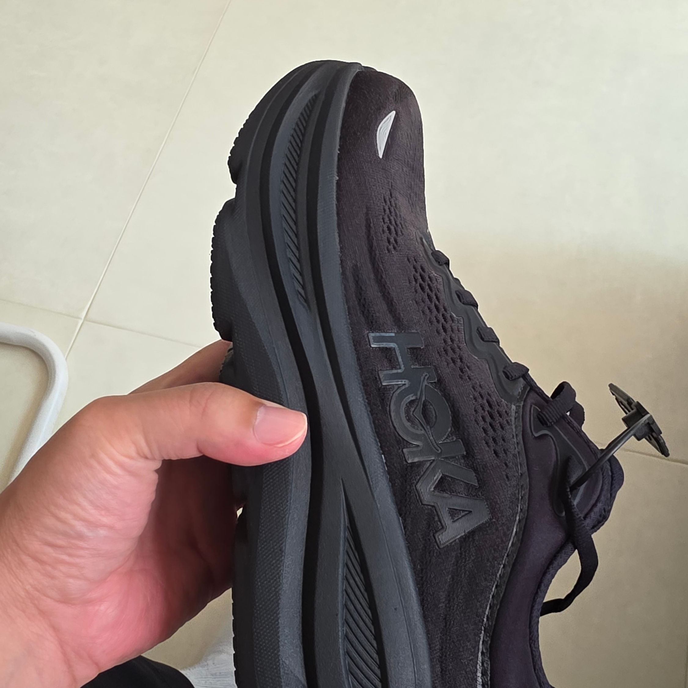 Hoka Bondi 9 Black - Wide 착용 스타일 - 1