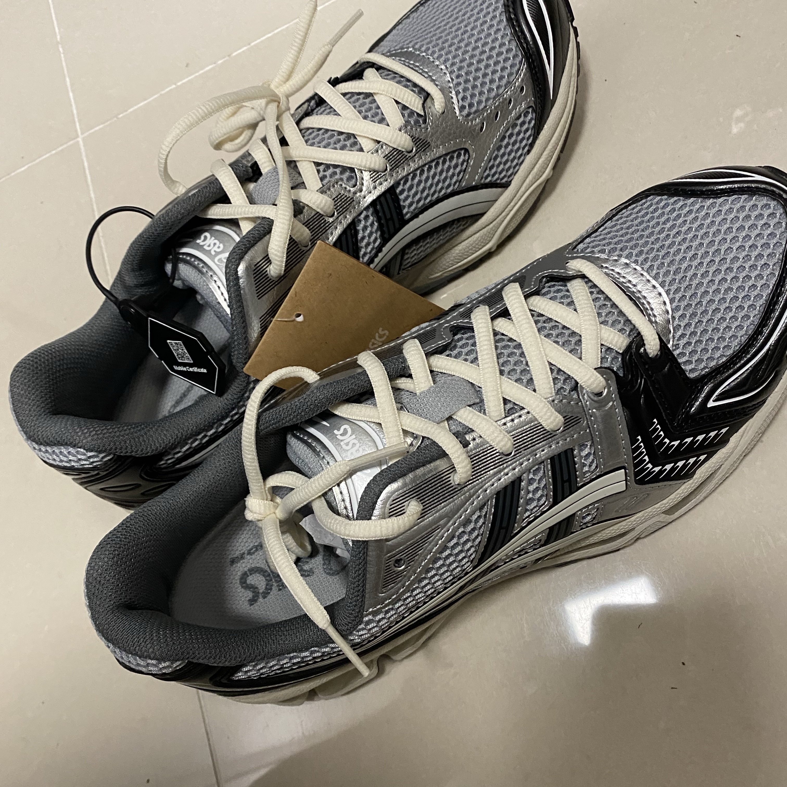 Asics Gel-Kayano 14 Black Glacier Grey 착용 스타일