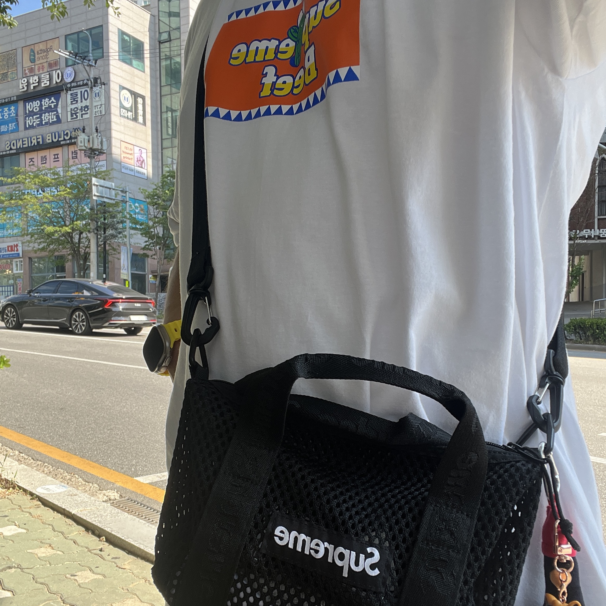 Supreme Beef T-Shirt White - 25SS, Supreme Mesh Mini Duffle Bag Black - 25SS 착용 스타일