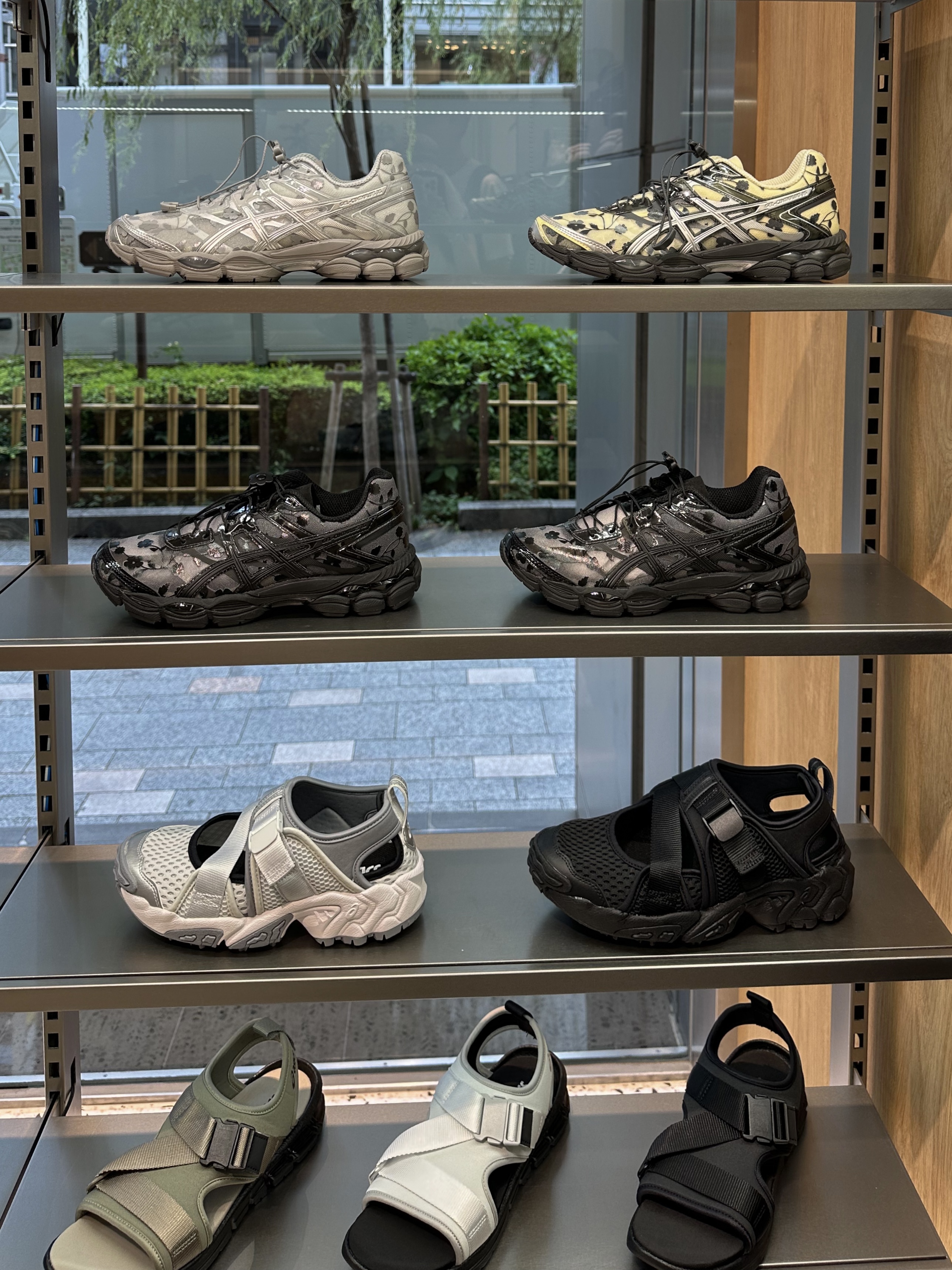 Asics x Cecilie Bahnsen Gel-Cumulus 16 Black, Asics x Cecilie Bahnsen Gel-Cumulus 16 Gray 착용 스타일