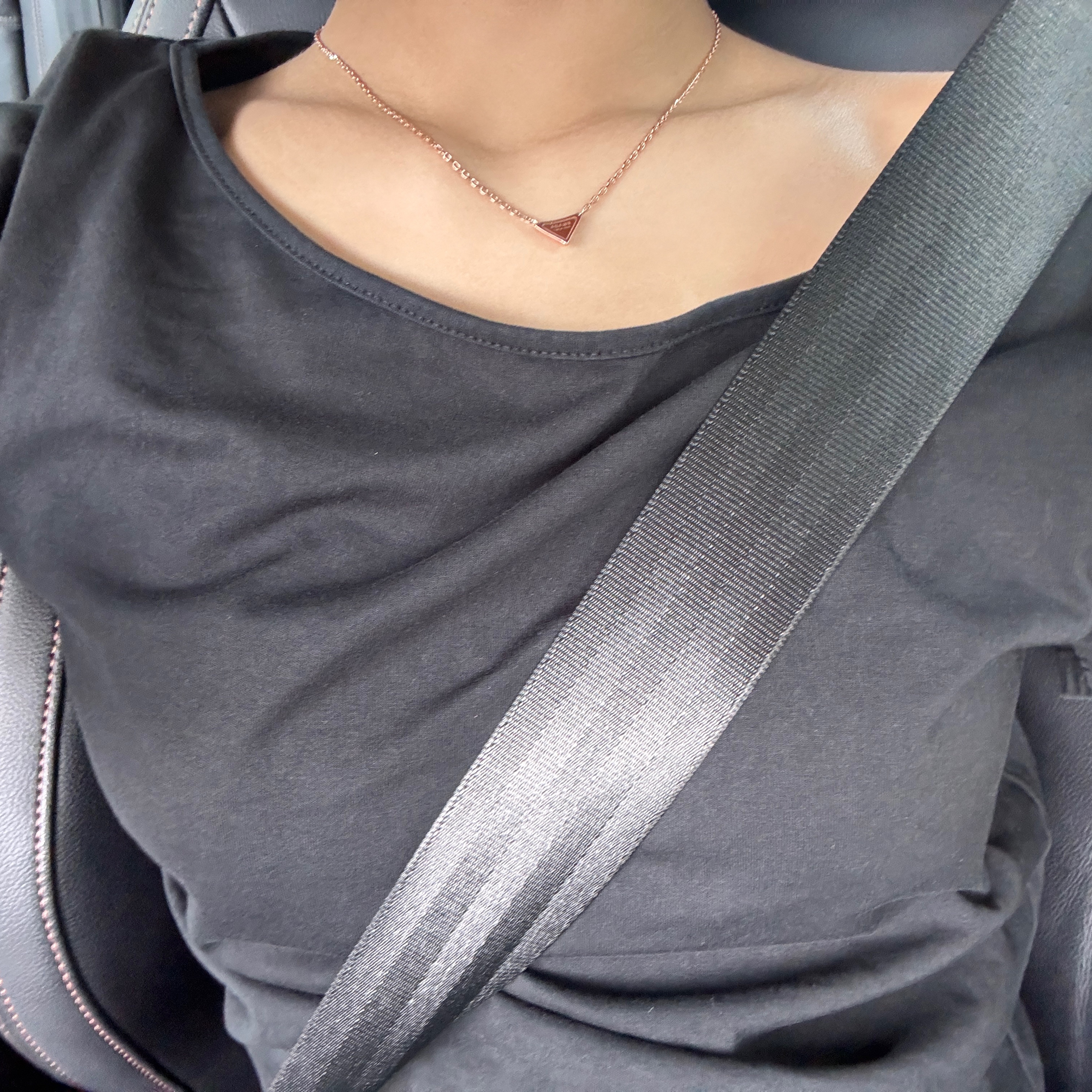 (W) Prada Eternal Gold Mini Triangle Pendant Necklace Pink Gold 착용 스타일 - 1