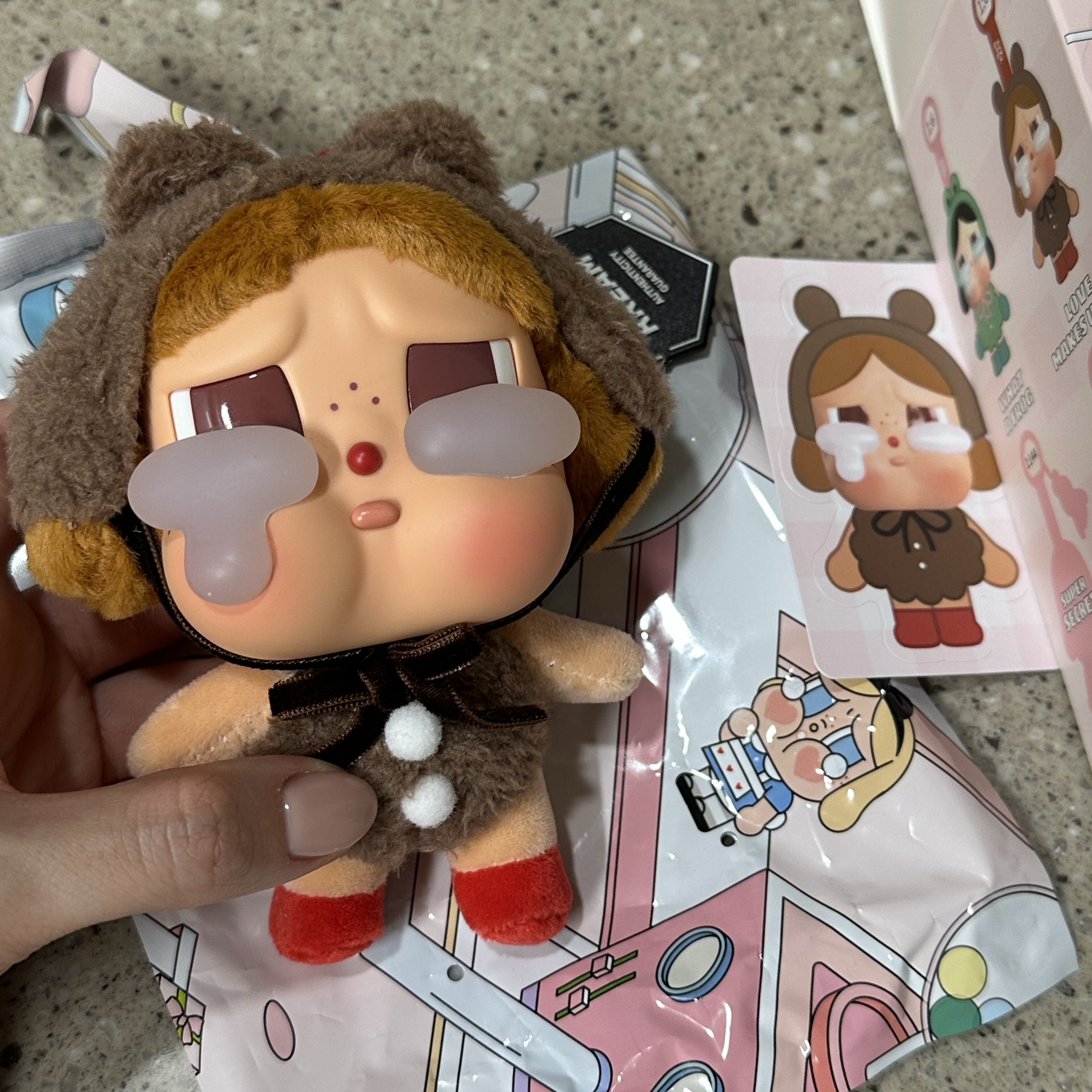 Pop Mart Crybaby Crying Again Series Plush Keyring Love Makes Us Cry (Opened Case) 착용 스타일