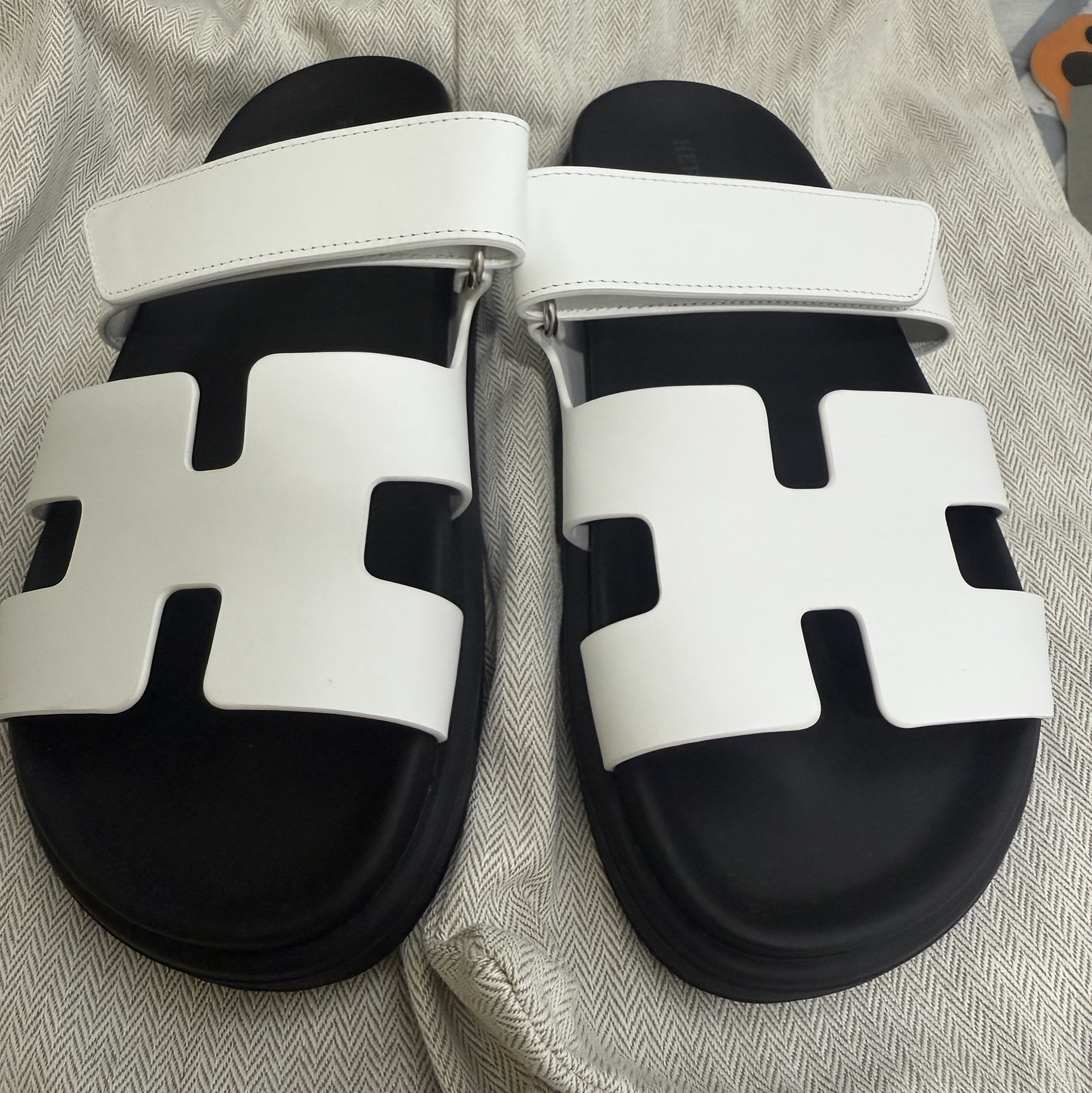 (W) Hermes Chypre Sandal Calfskin & Blanc 착용 스타일