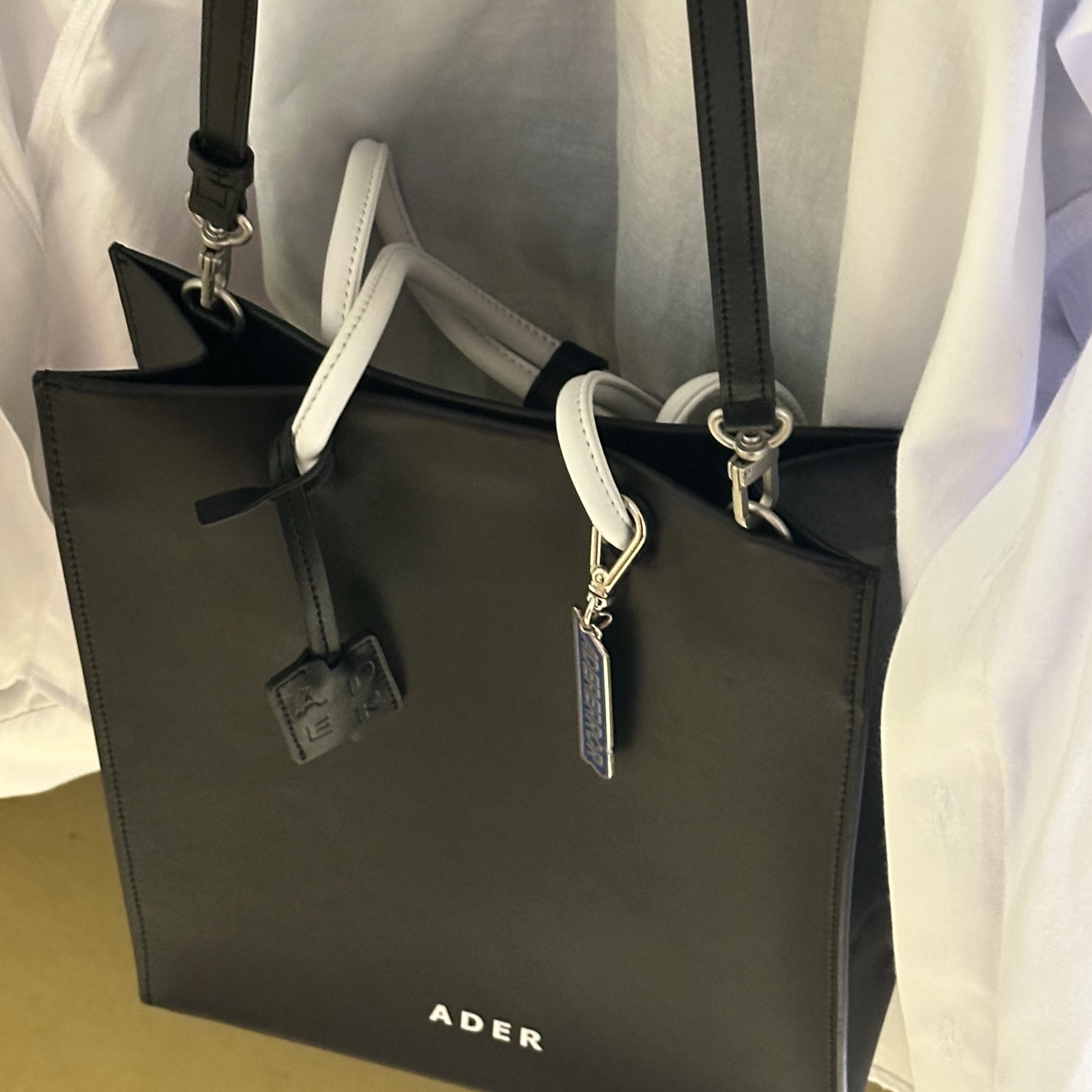 Ader Error Blue Bag Noir 착용 스타일 - 1