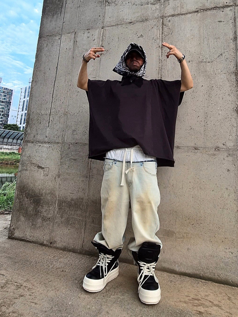 Yeezy One Box T-Shirt Black, Rick Owens Hollywood Mega Bumper Geobasket in Full Grain Calf Leather Black Milk 착용 스타일 - 2