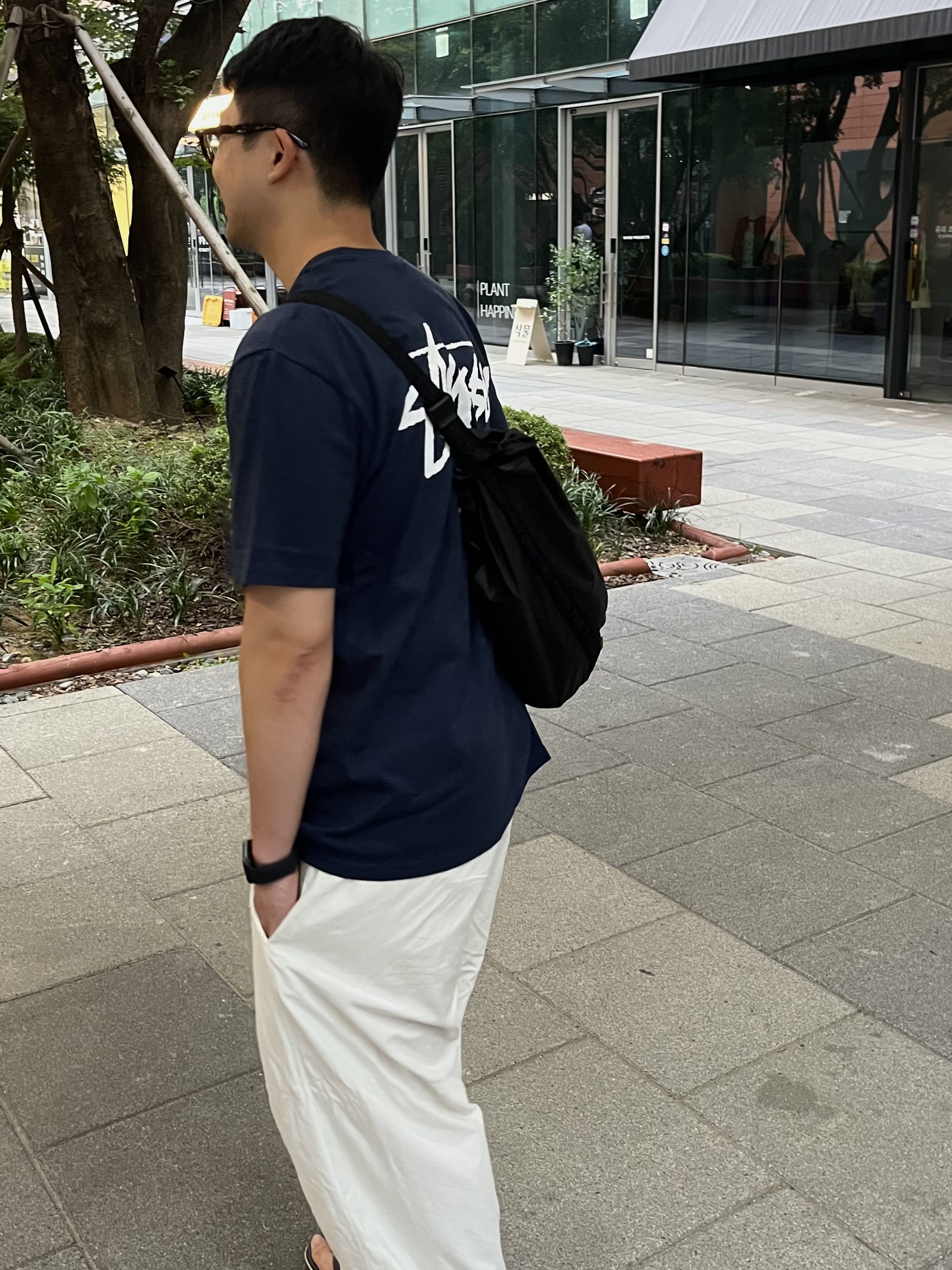 Tretorn Nylon Rip Sling Bag Black 착용 스타일 - 1