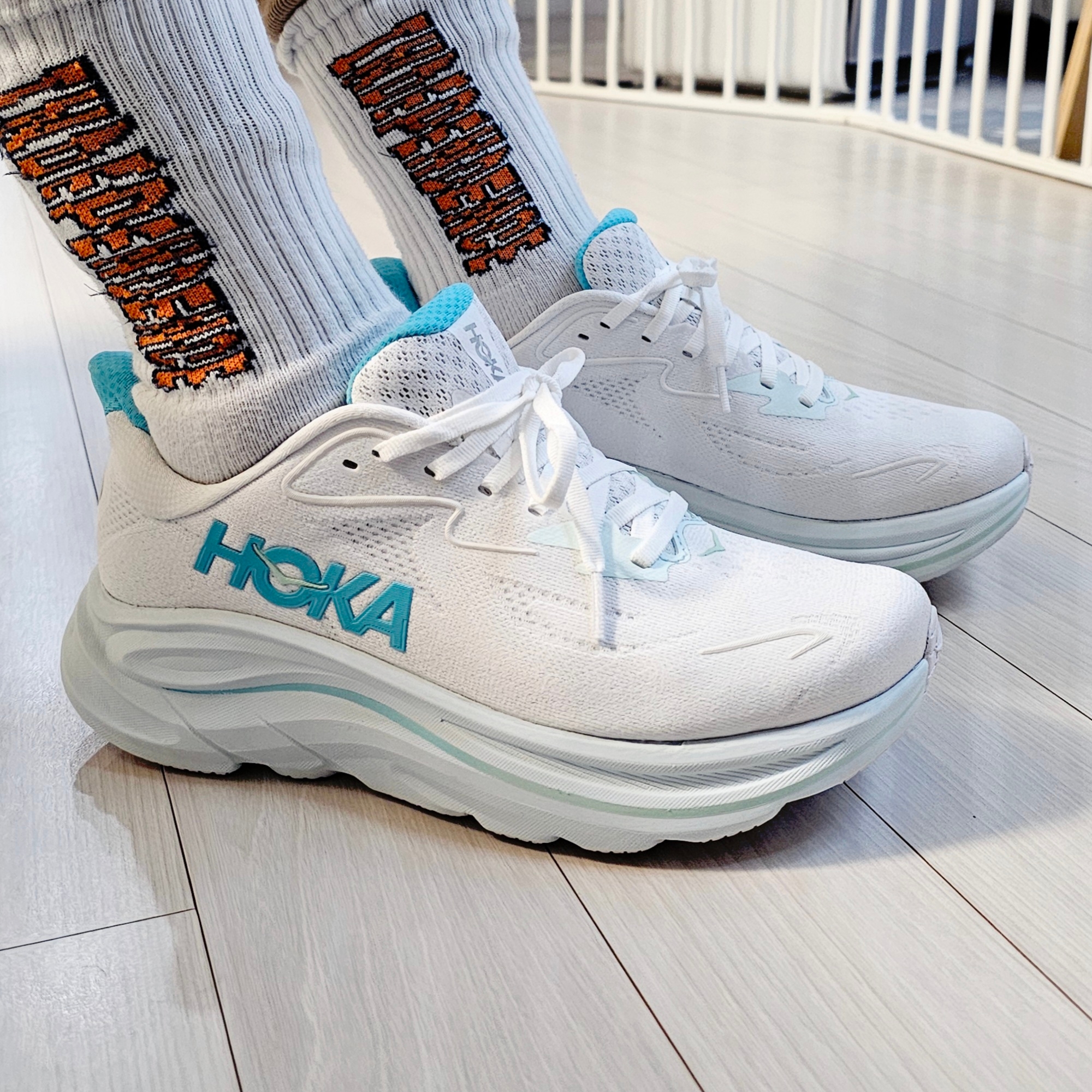 (W) Hoka Clifton 10 White Cielo Blue - Wide 착용 스타일