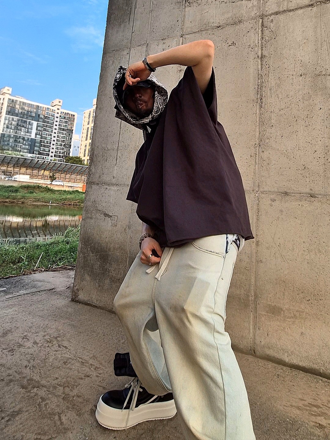 Yeezy One Box T-Shirt Black, Rick Owens Hollywood Mega Bumper Geobasket in Full Grain Calf Leather Black Milk 착용 스타일 - 3