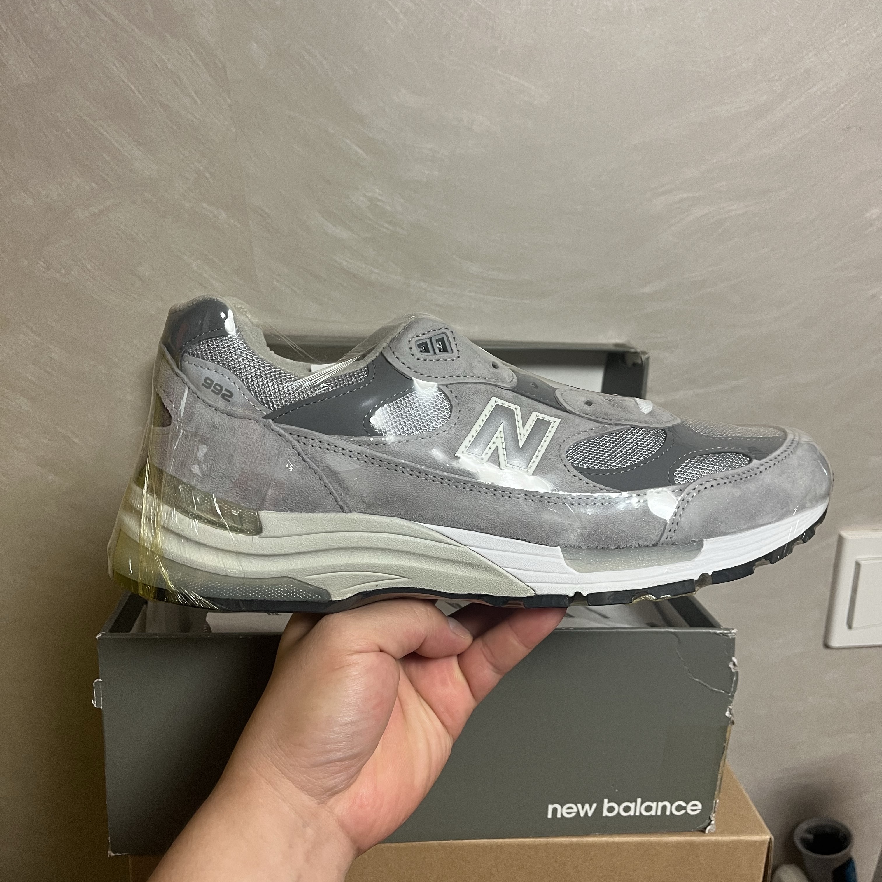 New Balance 992 Made in USA Core Grey Silver Metallic 착용 스타일