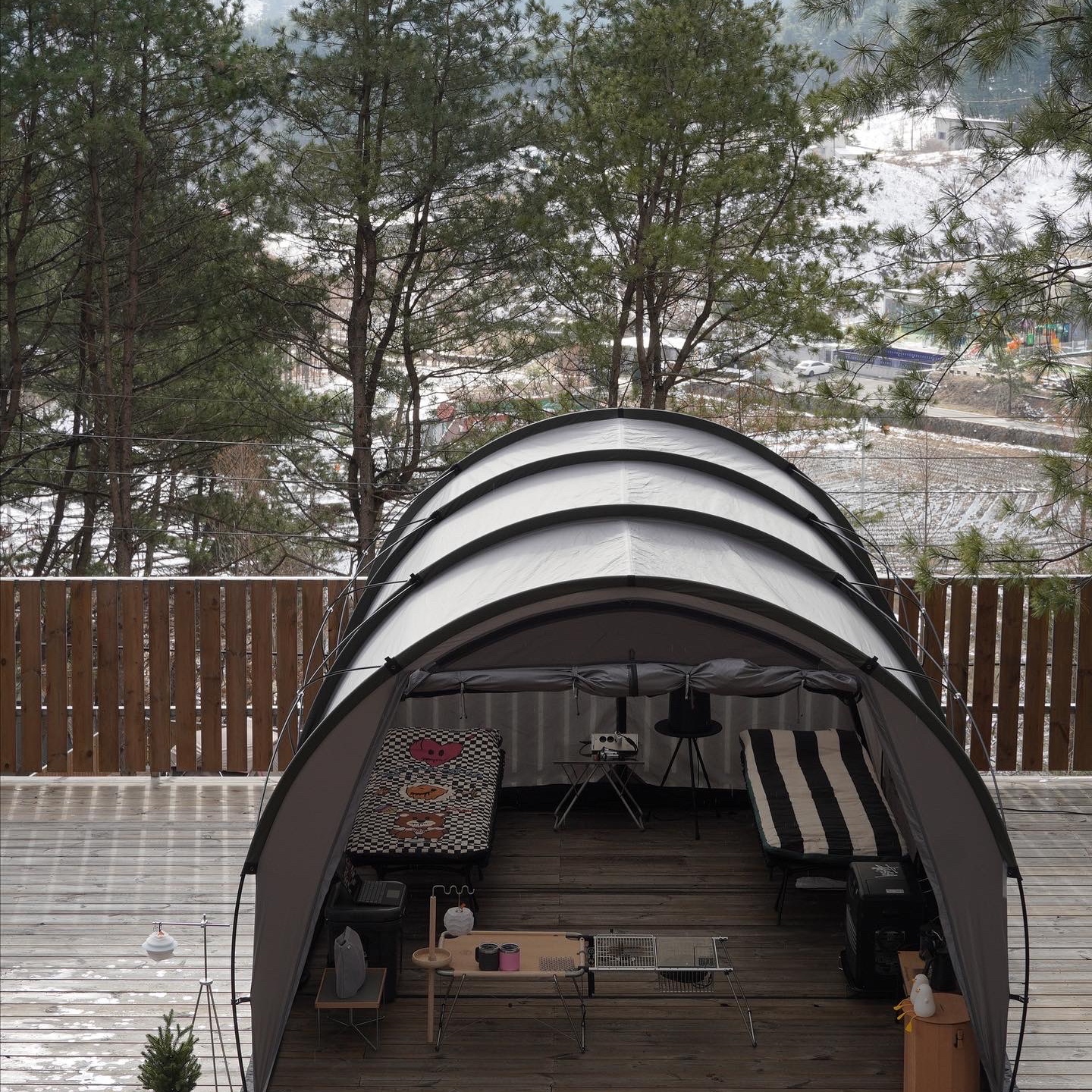 Helinox x Neighborhood Field Tunnel 4.35 Hangar Gray, New Balance x JJJJound 2002R Gore-Tex Pine 착용 스타일 - 1