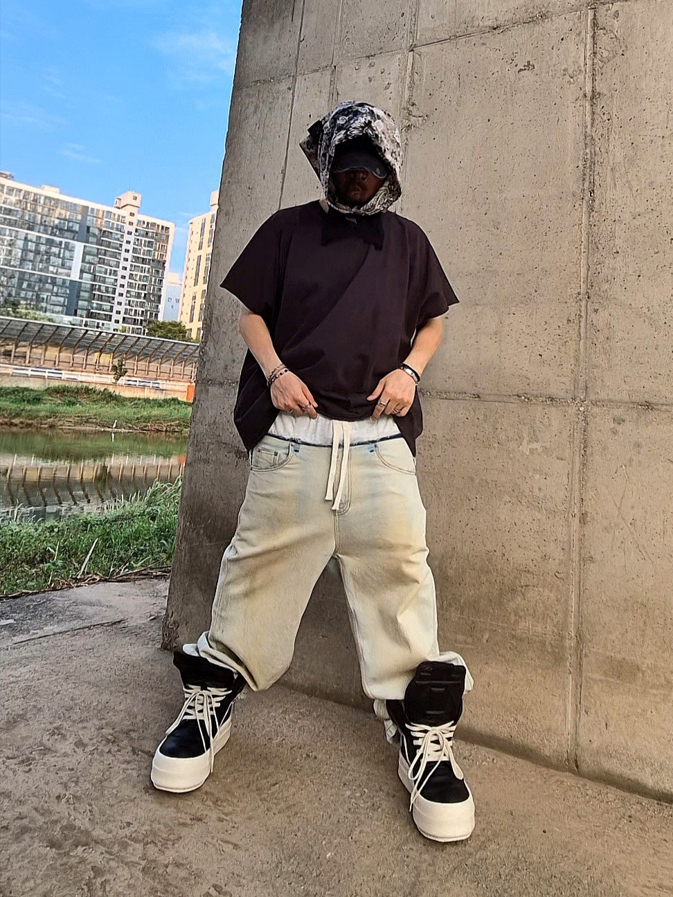 Yeezy One Box T-Shirt Black, Rick Owens Hollywood Mega Bumper Geobasket in Full Grain Calf Leather Black Milk 착용 스타일 - 2