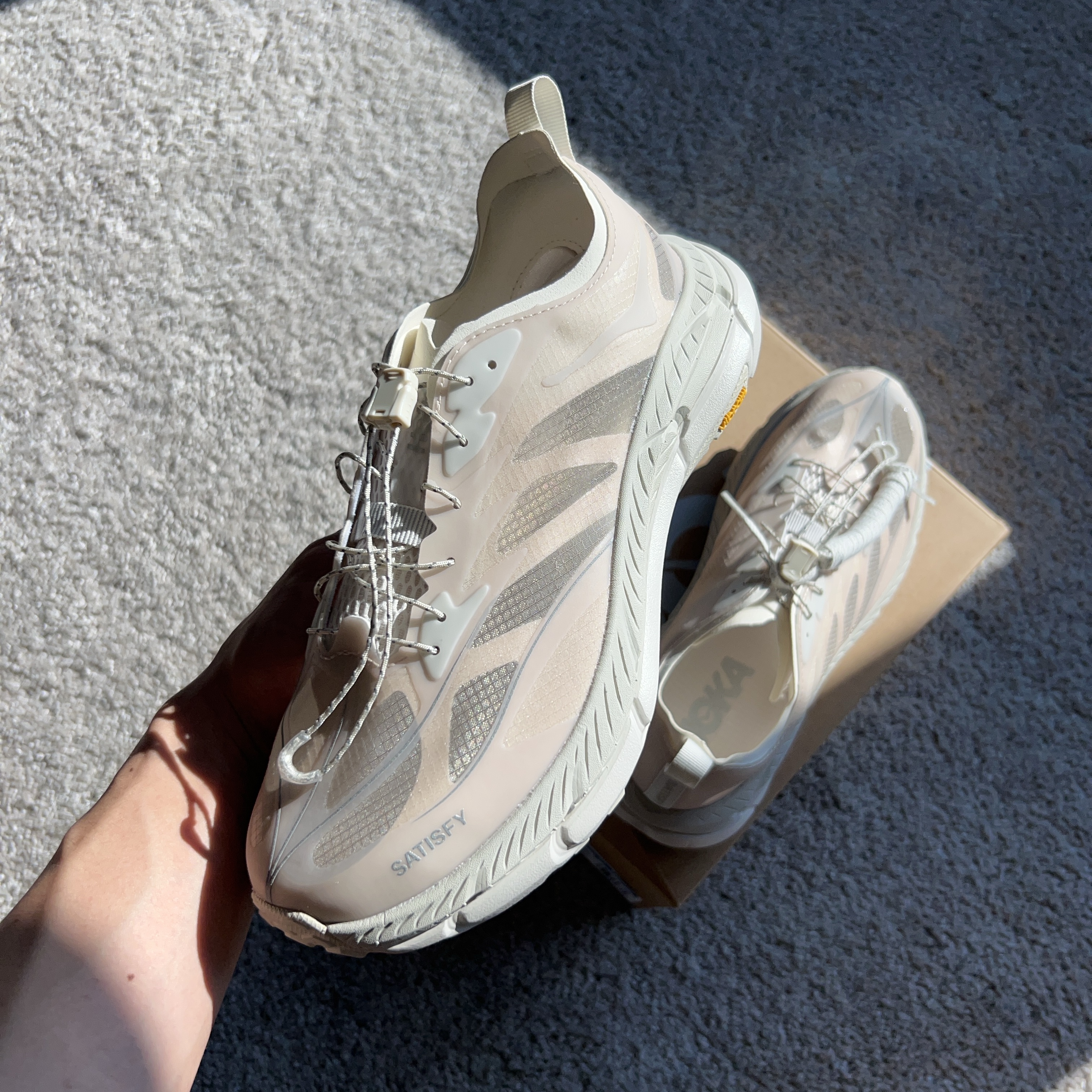 Hoka x Satisfy Mafate Speed 4 Lite Bone 착용 스타일 - 3