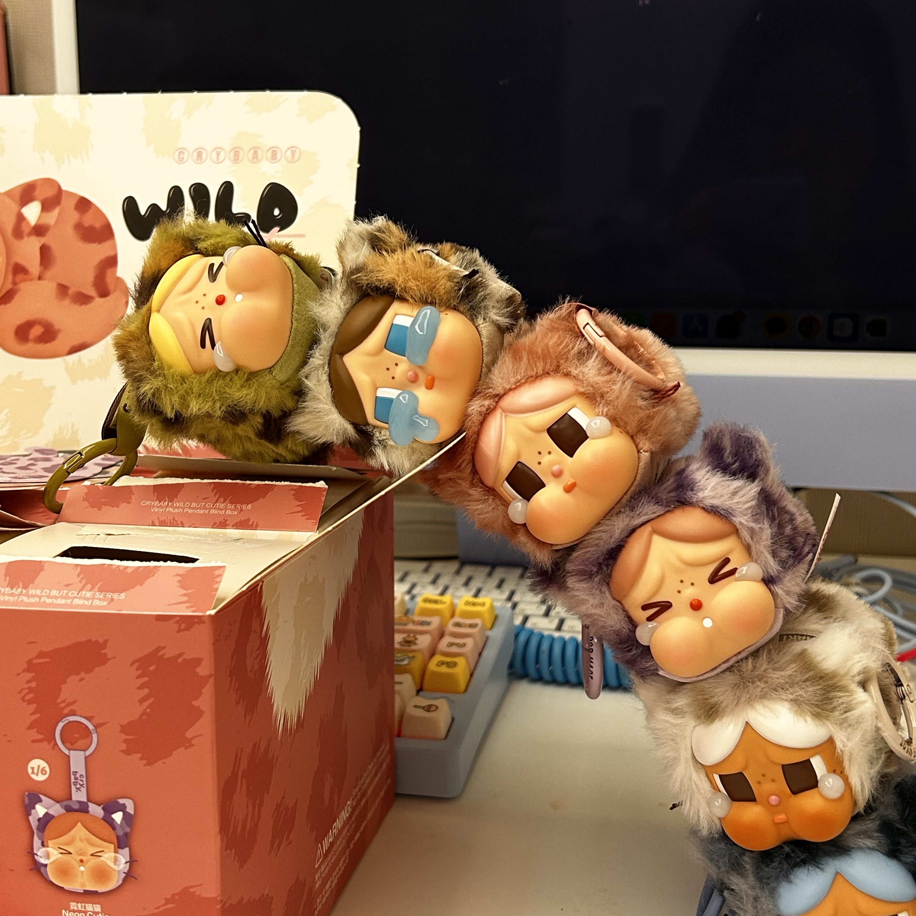 Pop Mart Crybaby Wild But Cutie Series Vinyl Plush Pendant (6 Blind Boxes), Pop Mart Crybaby x Powerpuff Girls Series Keyring Sealed Case (6 Blind Boxes) 착용 스타일 - 1