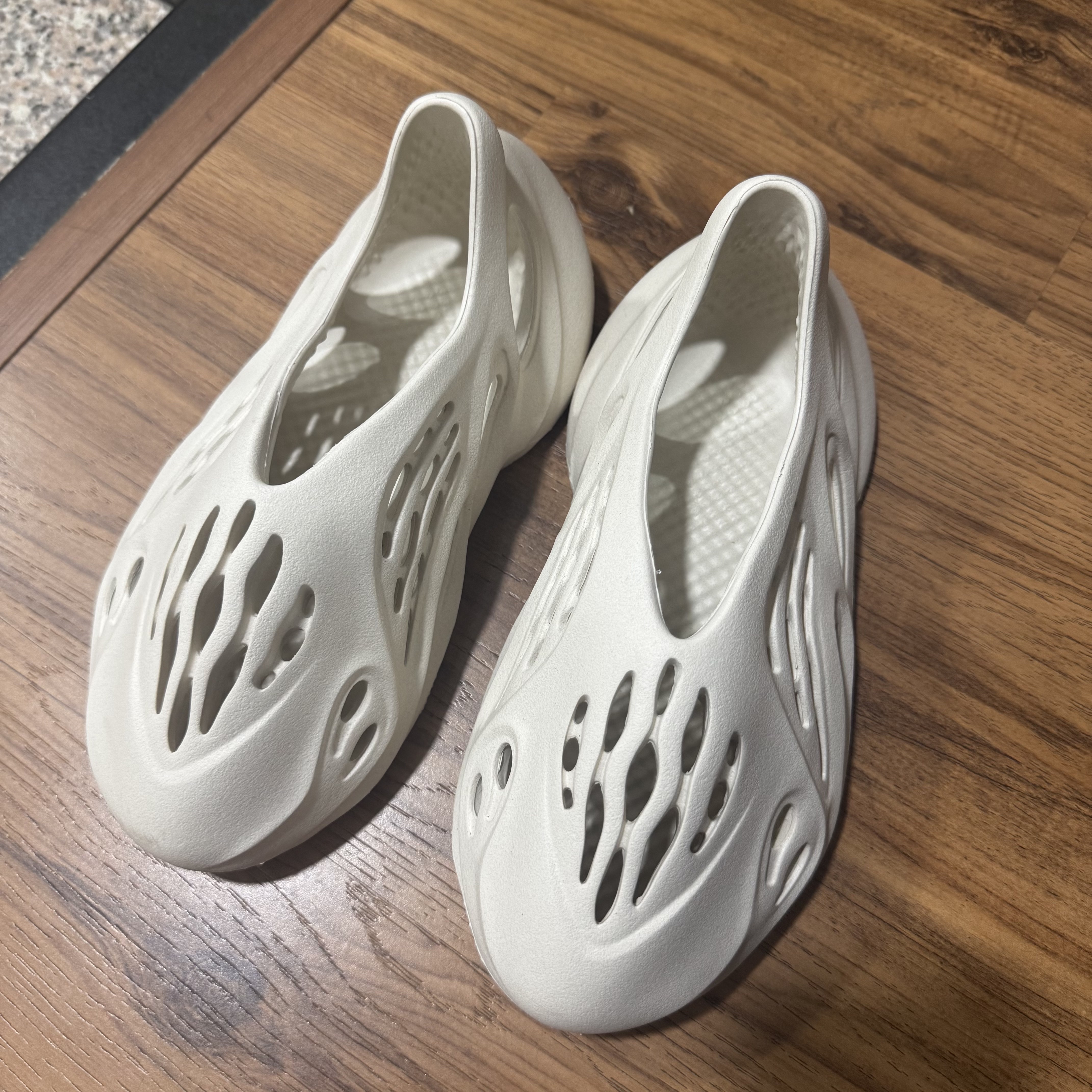 Adidas Yeezy Foam RNNR Sand 착용 스타일