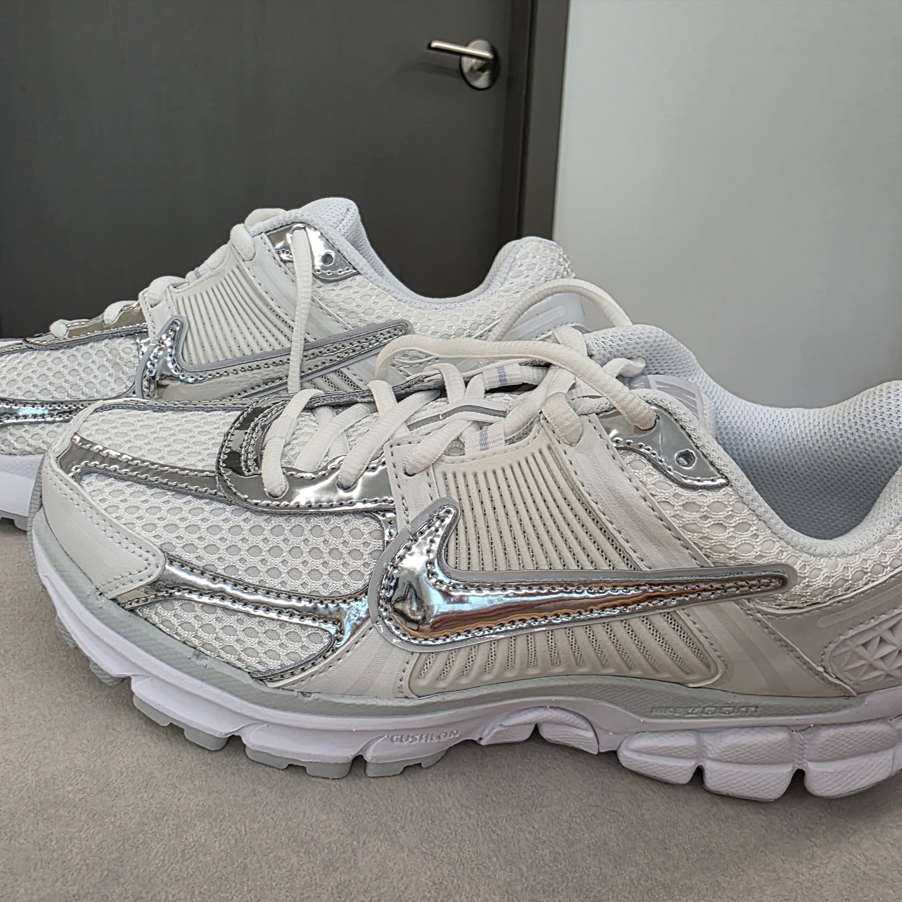 (W) Nike Zoom Vomero 5 White Metallic Silver 착용 스타일
