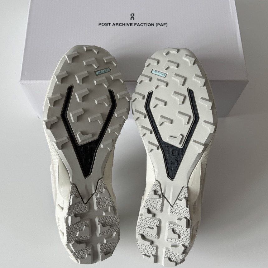 (W) On Running x Post Archive Faction (Paf) Cloudventure Peak Ice Moon, Hoka Mafate Speed 4 Lite Truffle Salt Vintage Yellow 착용 스타일 - 5