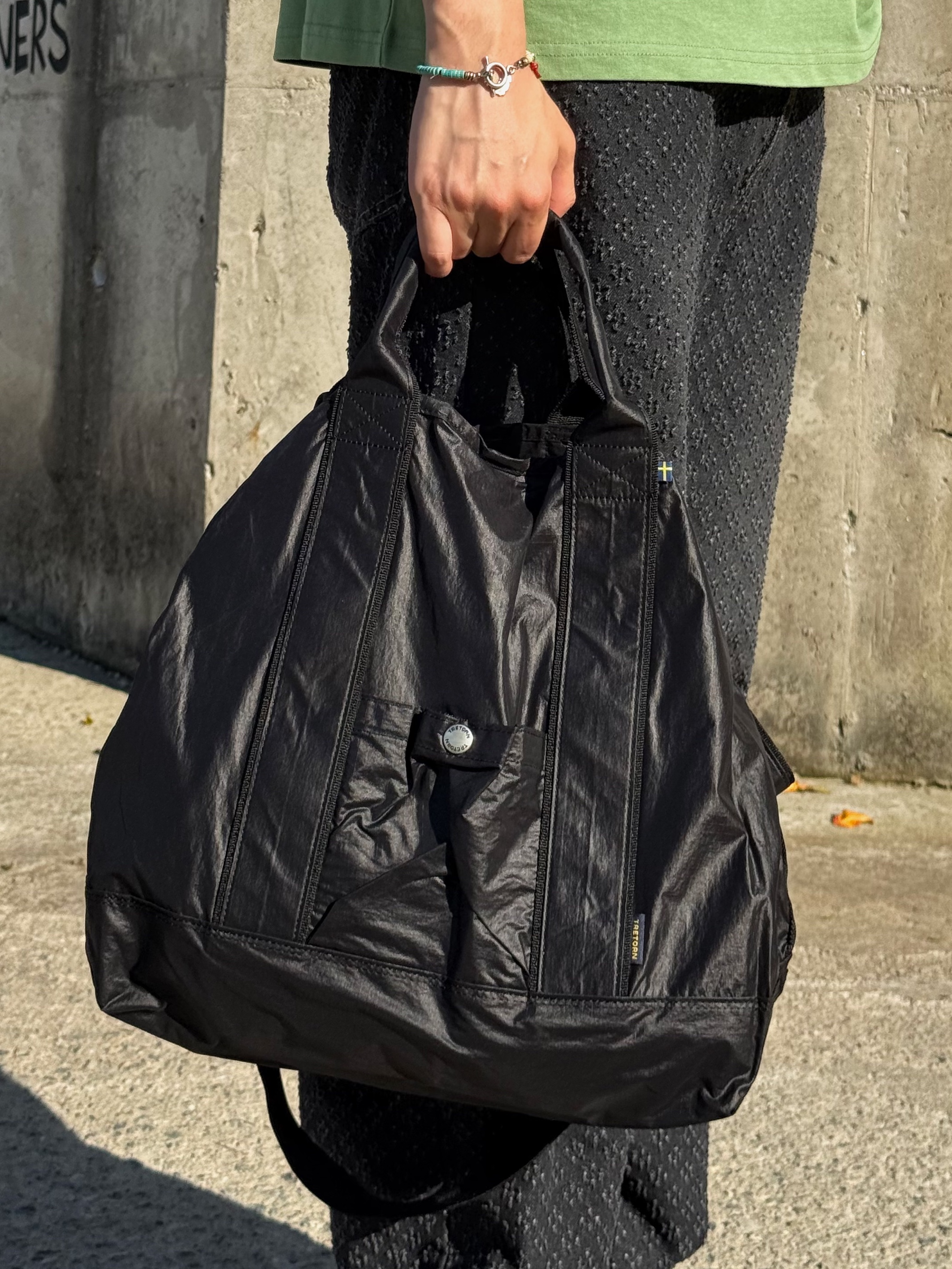 Tretorn Nylon Rip Tote Bag Black 착용 스타일 - 5