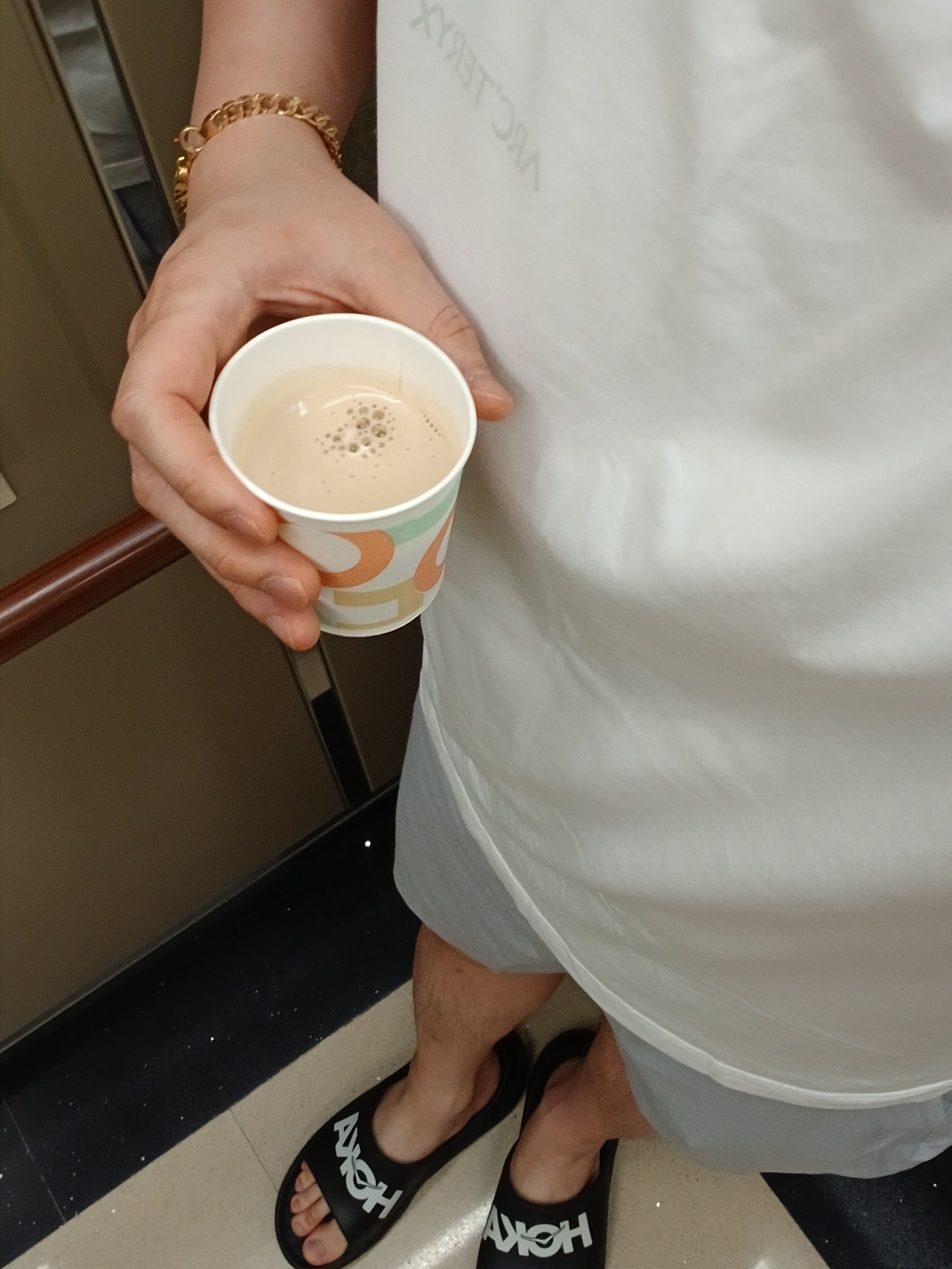 Arc'teryx Kragg SL Cotton Blurred Bird SS T-Shirt White Light Atmos, Hoka Ora Athletic Slide Black White 착용 스타일 - 8