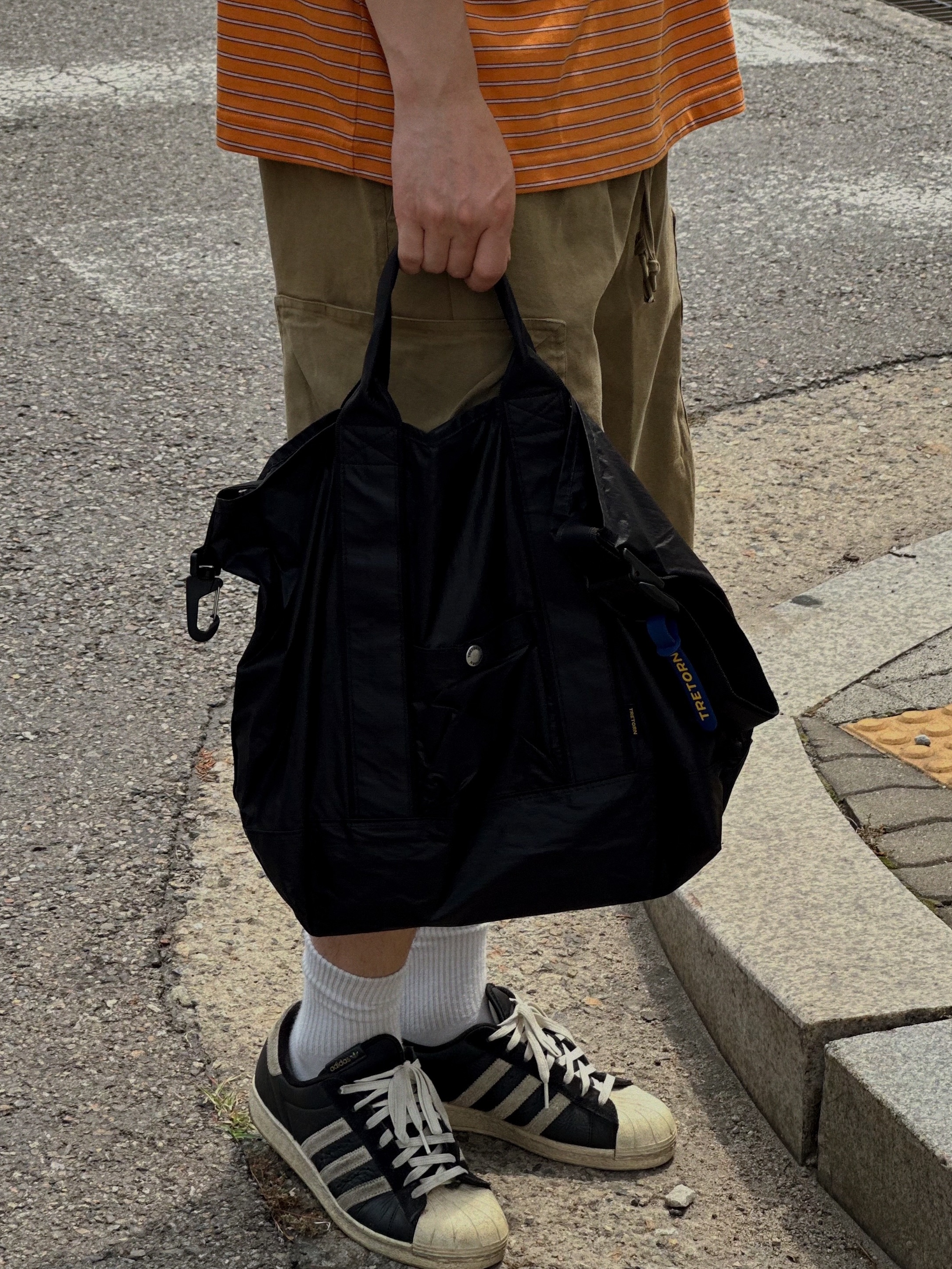 Tretorn Nylon Rip Tote Bag Black 착용 스타일 - 2