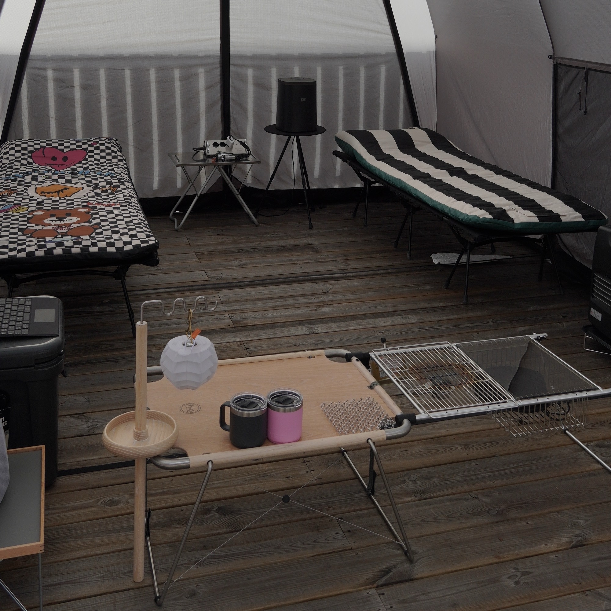 Helinox x Neighborhood Field Tunnel 4.35 Hangar Gray, New Balance x JJJJound 2002R Gore-Tex Pine 착용 스타일 - 6