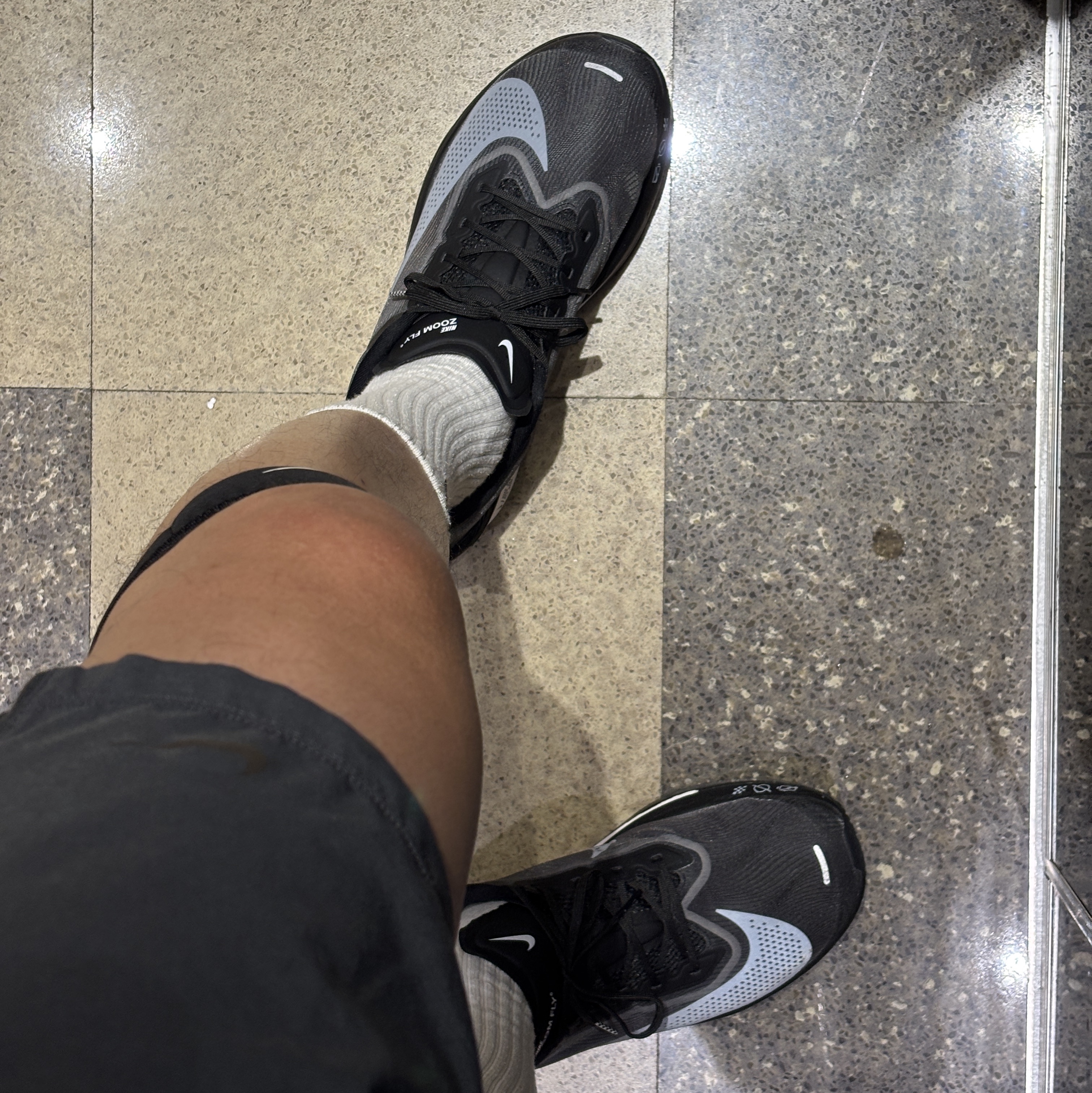 Nike Zoom Fly 6 Black Light Smoke Grey 착용 스타일 - 2
