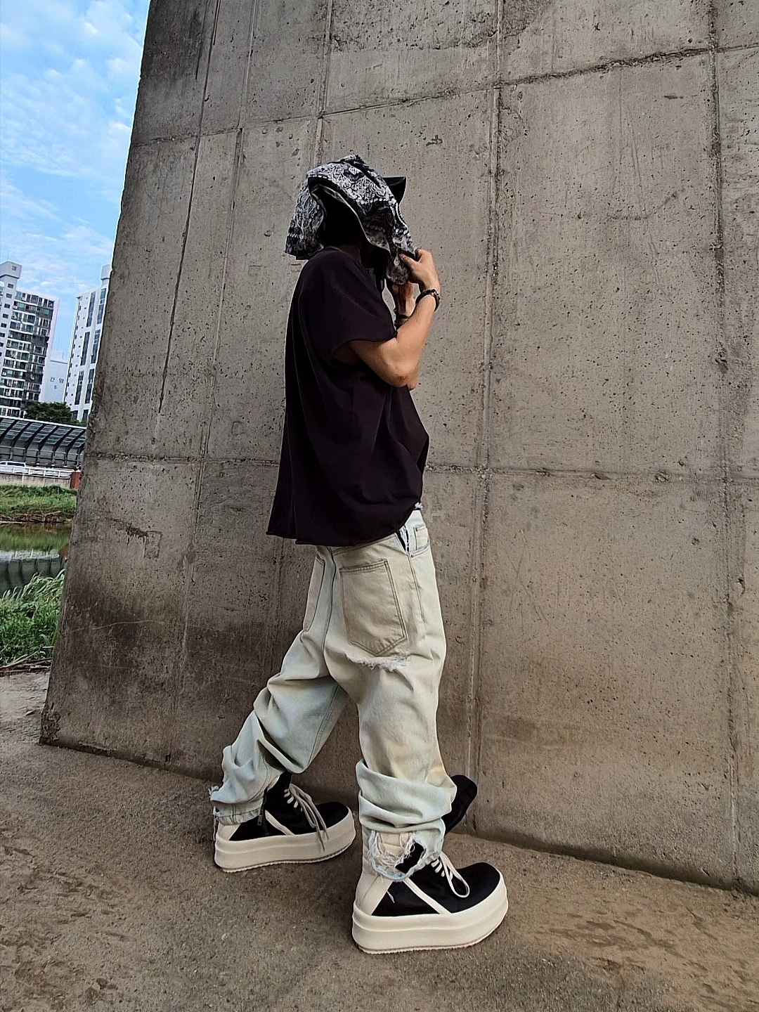Yeezy One Box T-Shirt Black, Rick Owens Hollywood Mega Bumper Geobasket in Full Grain Calf Leather Black Milk 착용 스타일 - 1