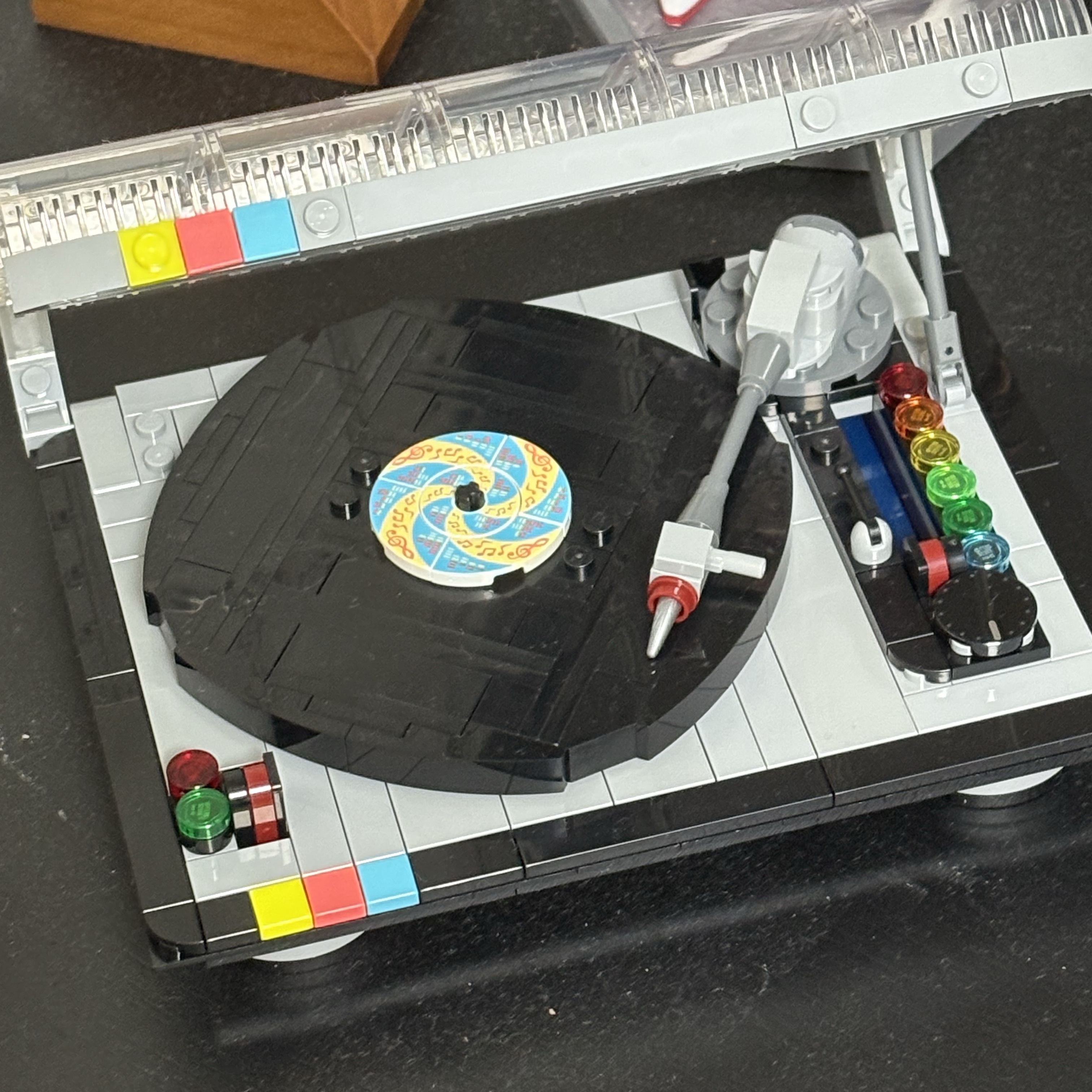 Lego Retro Record Player 착용 스타일