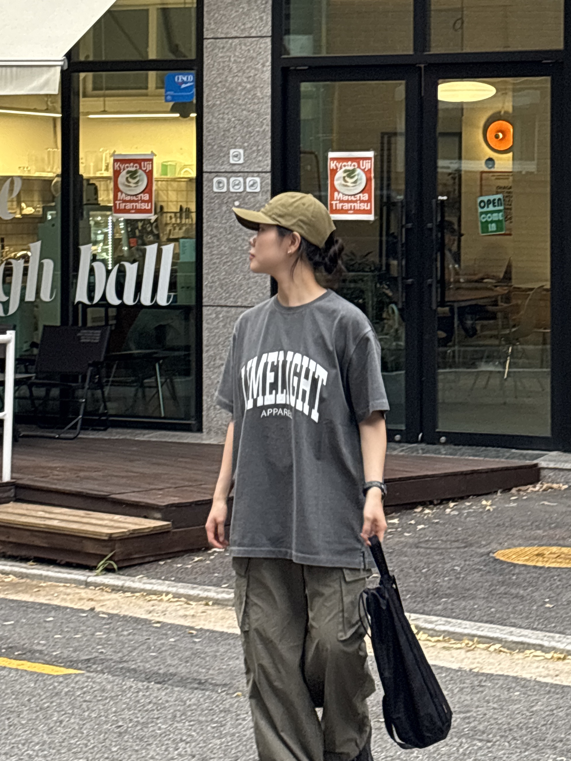 Tretorn Nylon Rip Sling Bag Black 착용 스타일 - 9