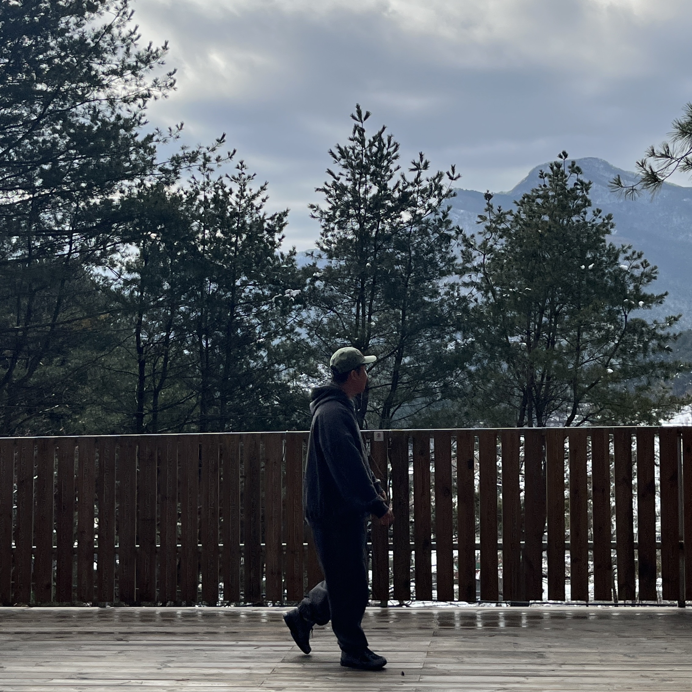 Helinox x Neighborhood Field Tunnel 4.35 Hangar Gray, New Balance x JJJJound 2002R Gore-Tex Pine 착용 스타일 - 10