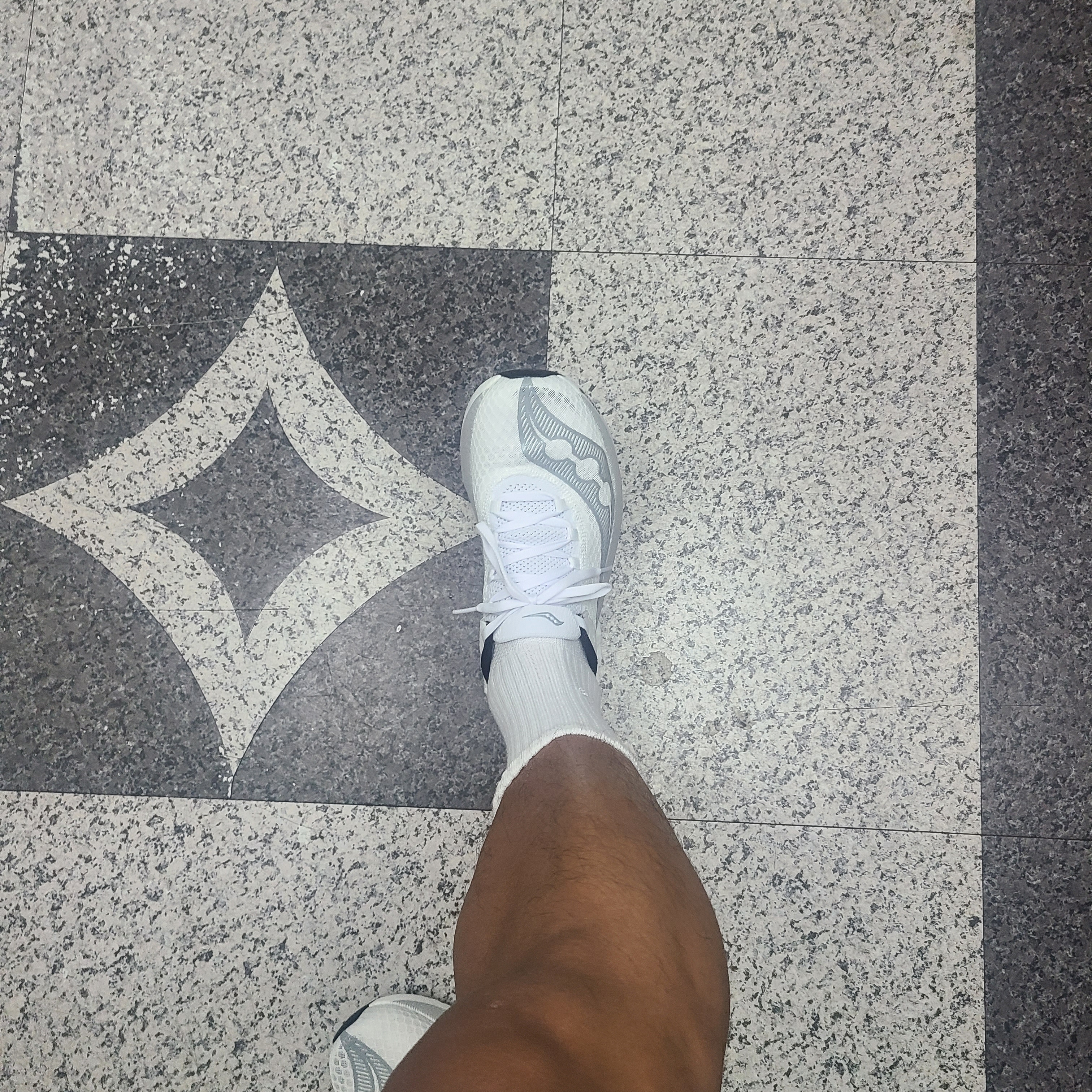 Saucony Endorphin Pro 4 White Silver 착용 스타일