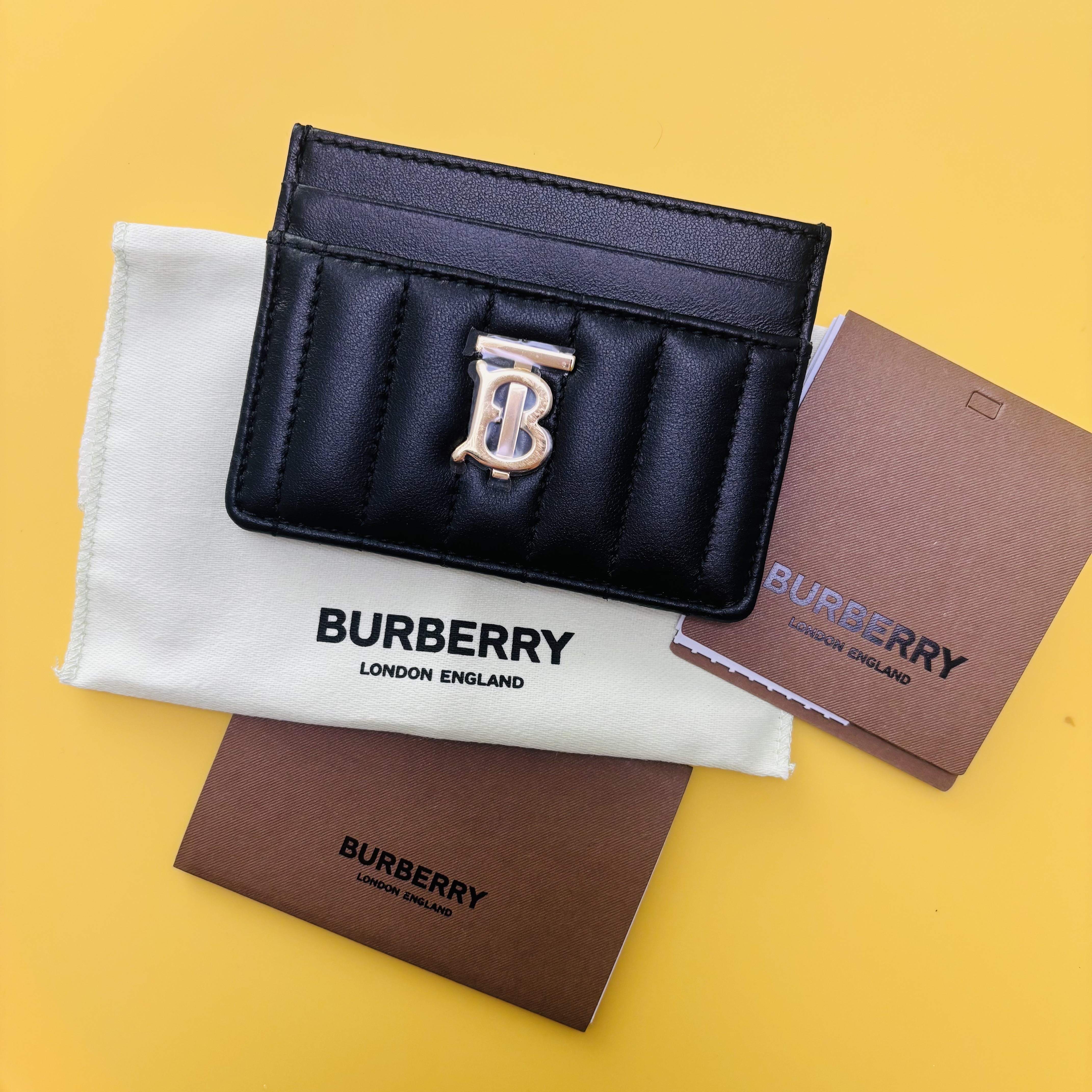 Burberry Quilted Leather Lola Card Case Black Light Gold 착용 스타일