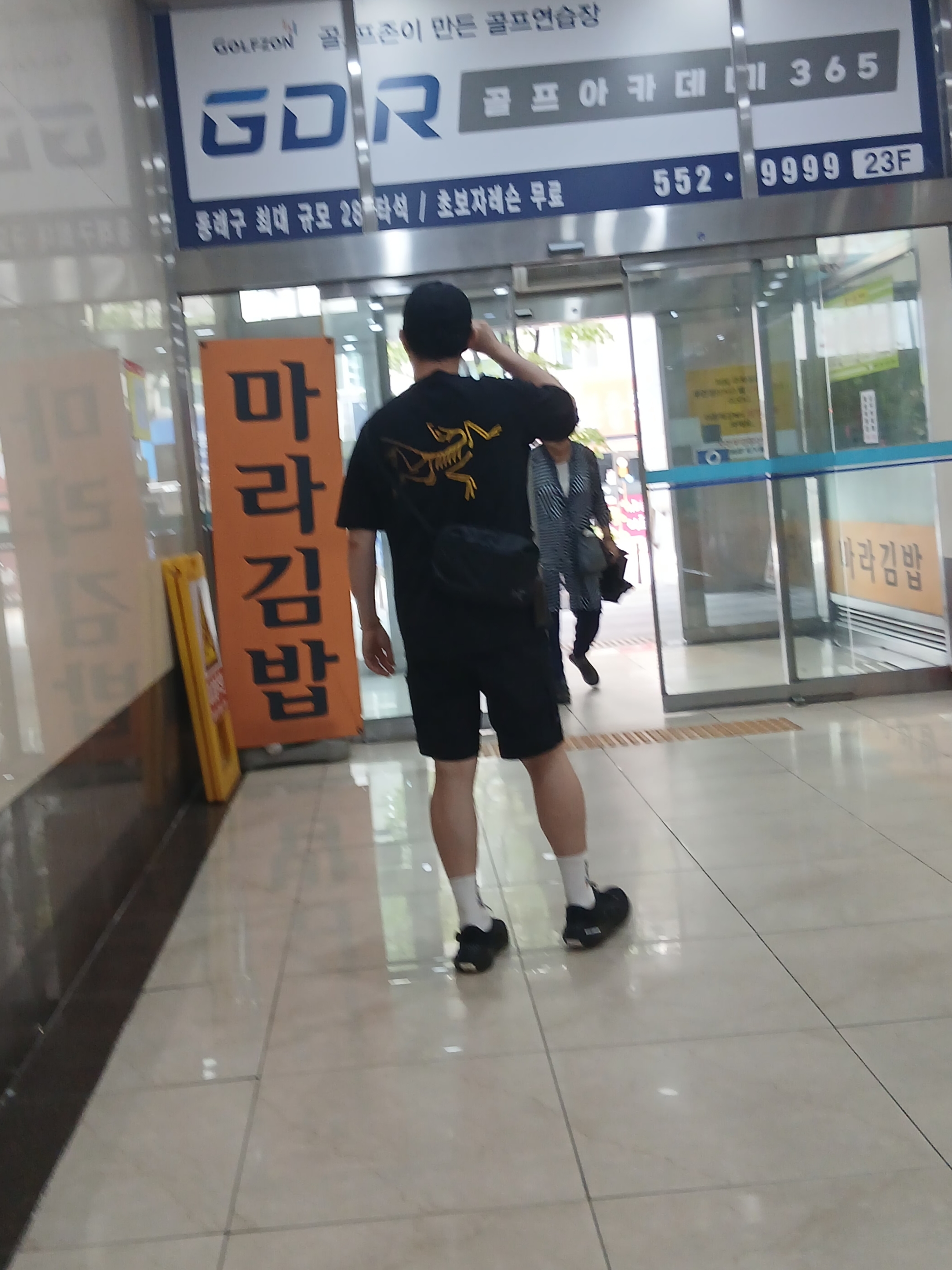 Hoka Ora Athletic Slide Black White, Arc'teryx Kragg Cotton Logo SS T-Shirt 24K Black 착용 스타일 - 8