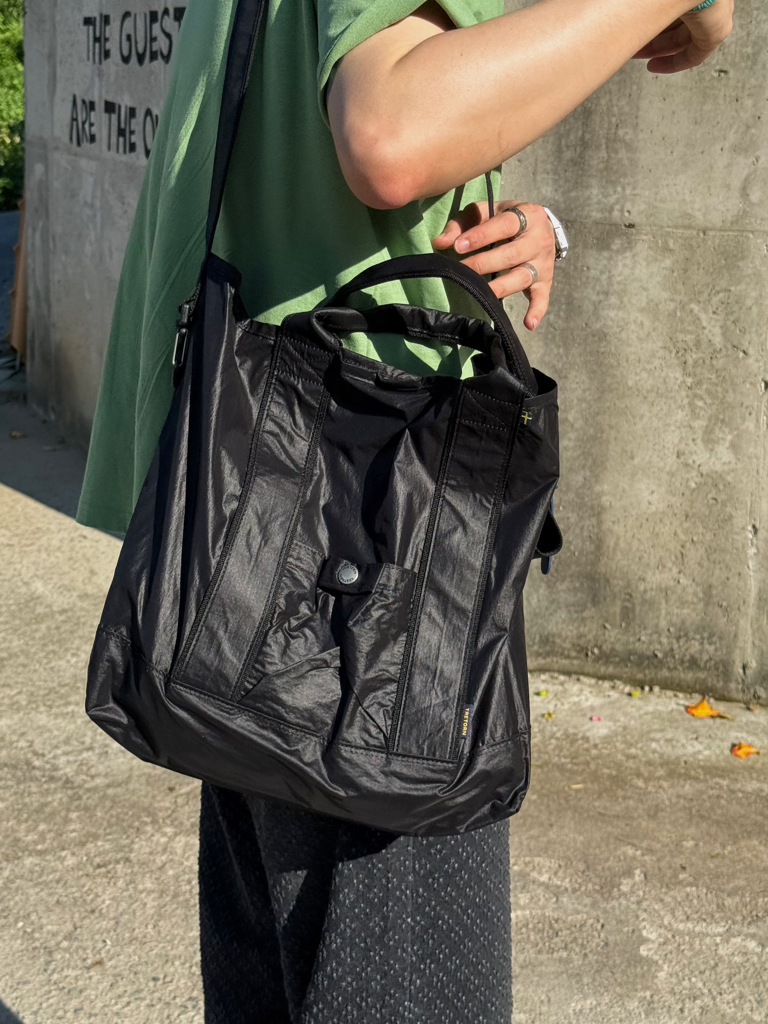 Tretorn Nylon Rip Tote Bag Black 착용 스타일 - 7