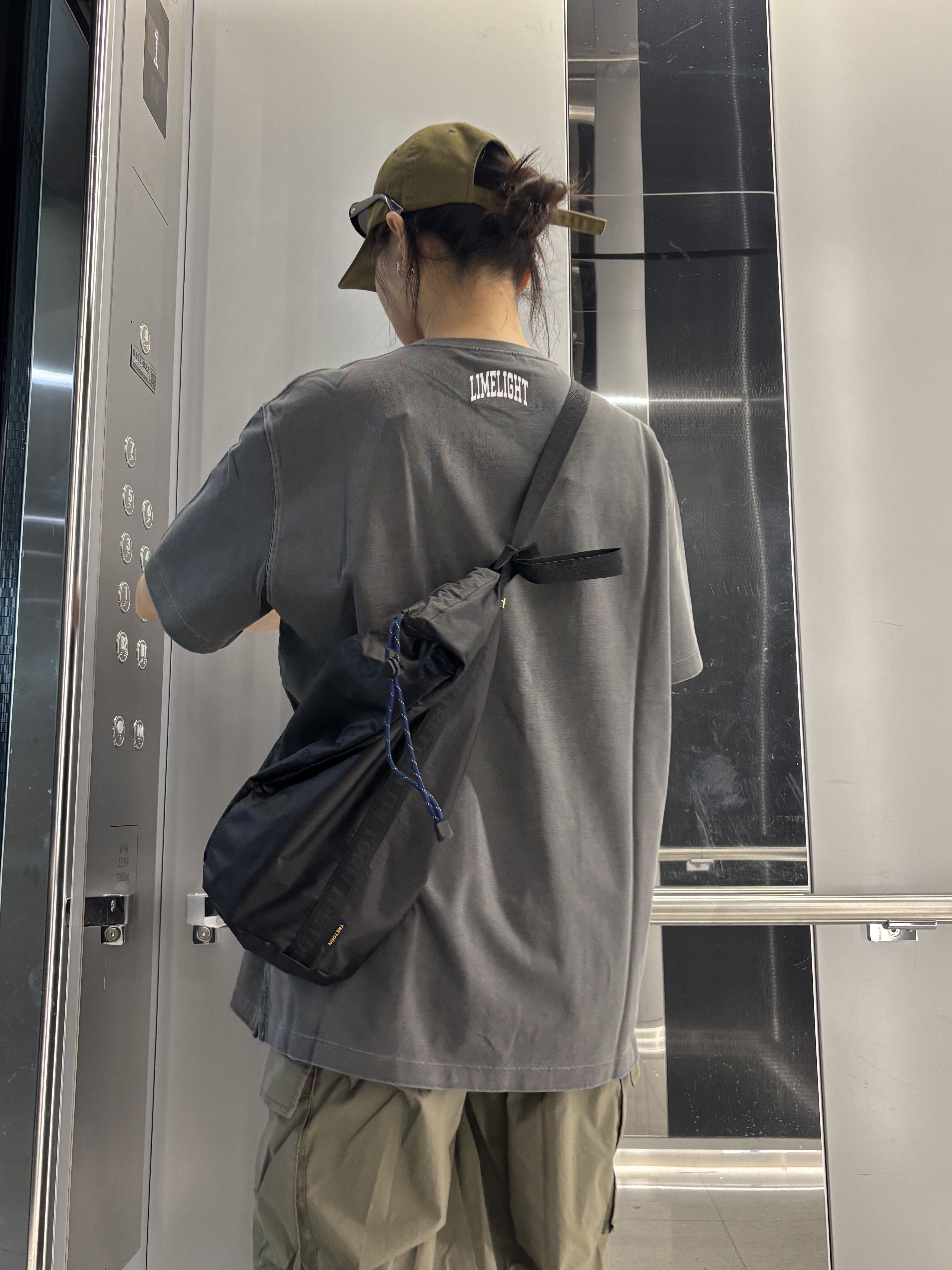 Tretorn Nylon Rip Sling Bag Black 착용 스타일 - 6