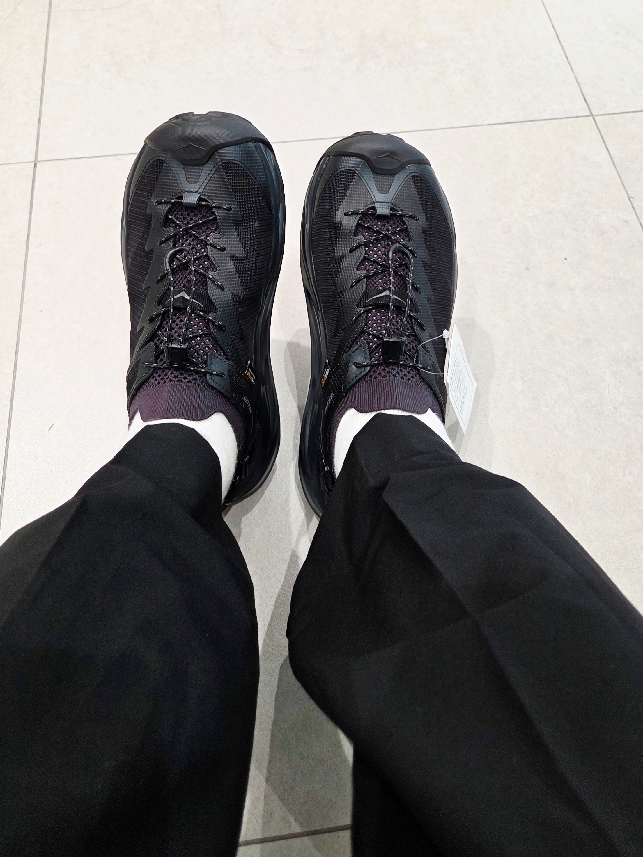 Hoka Hopara 2 Black 착용 스타일 - 1