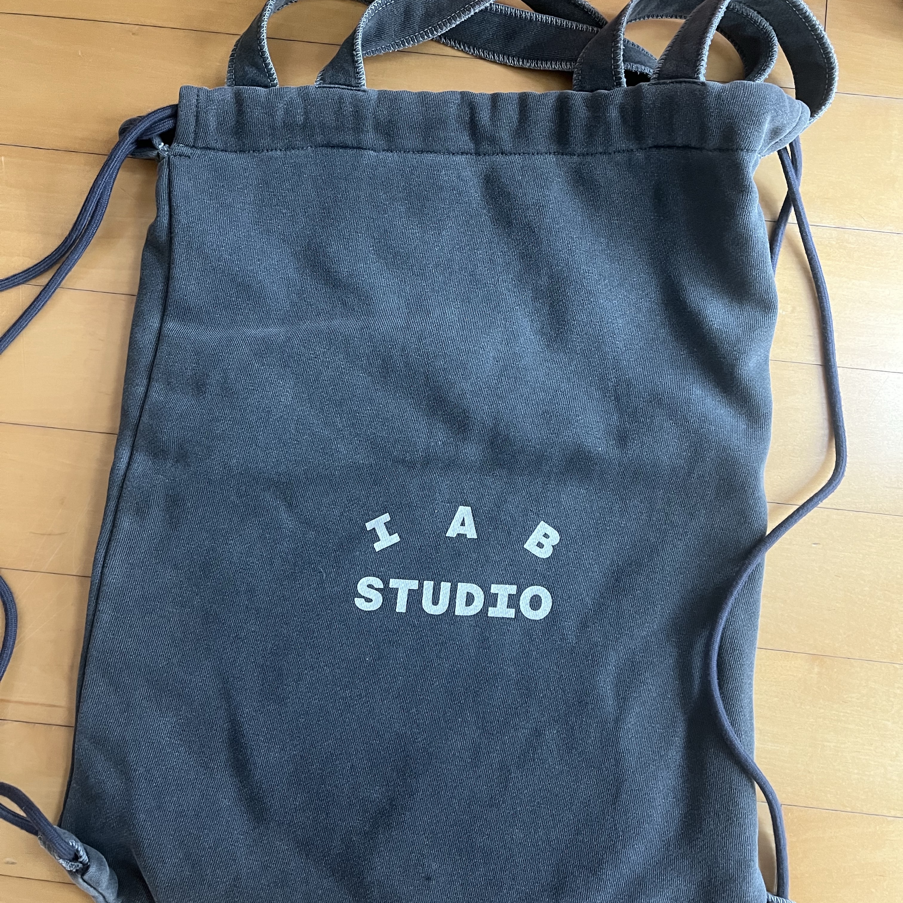 IAB Studio Pigment Sack Black 착용 스타일