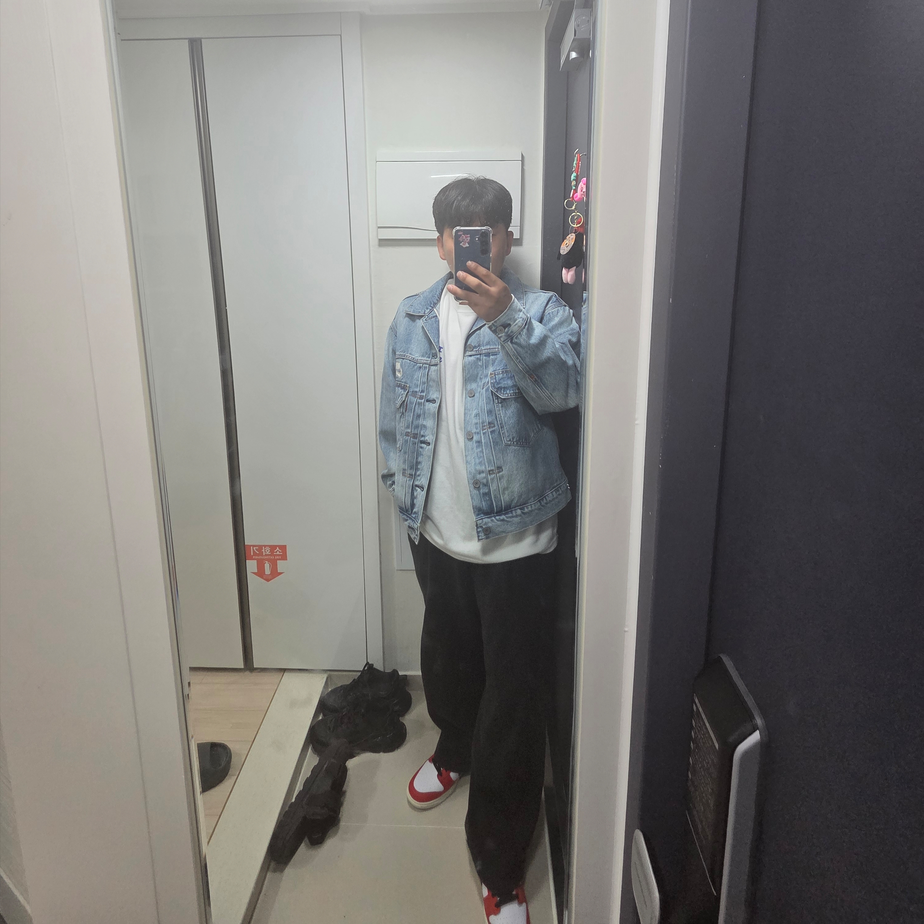 Levi's x Nike Trucker Jacket Light Blue 착용 스타일