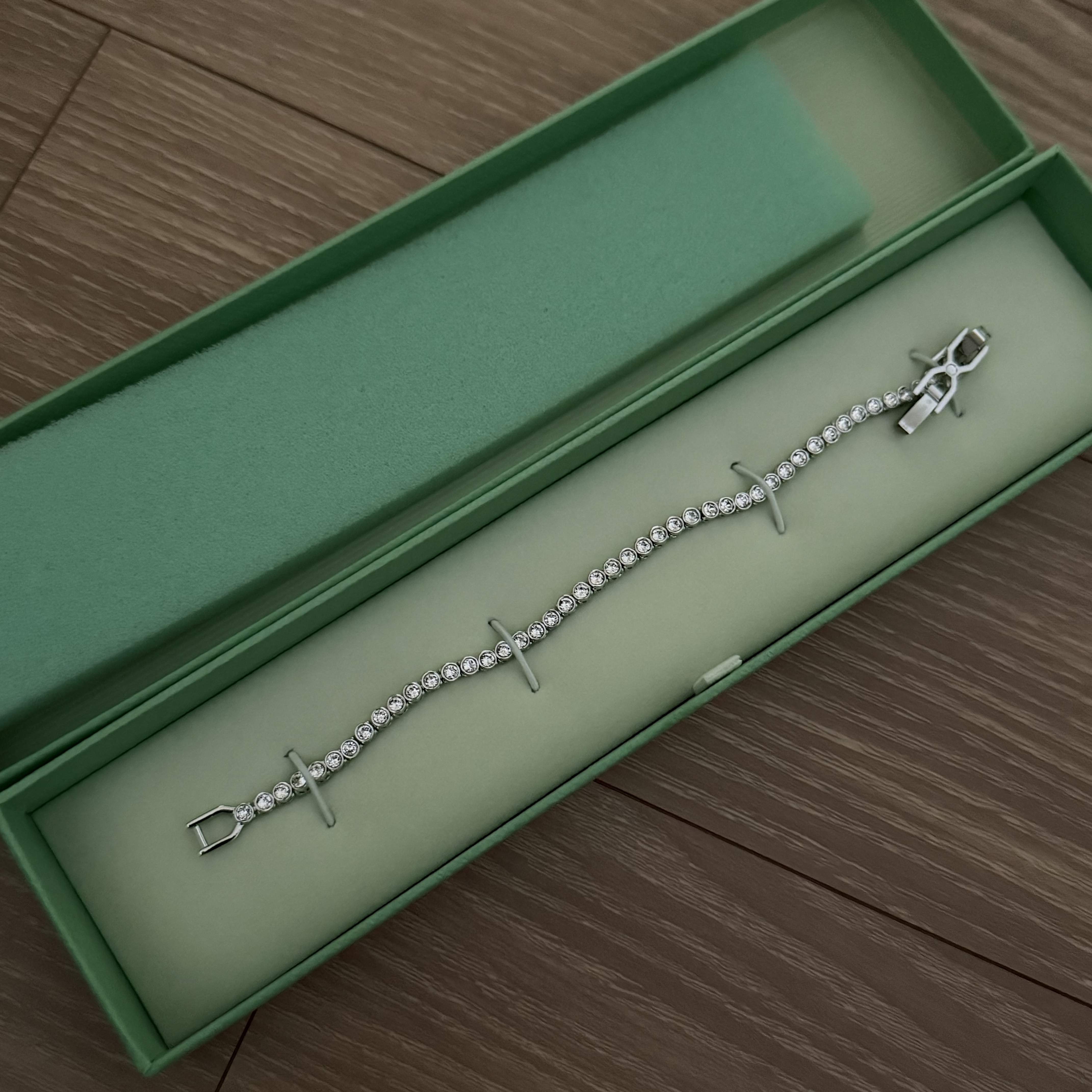 (W) Swarovski Emily Bracelet White Rhodium Plated 착용 스타일 - 1