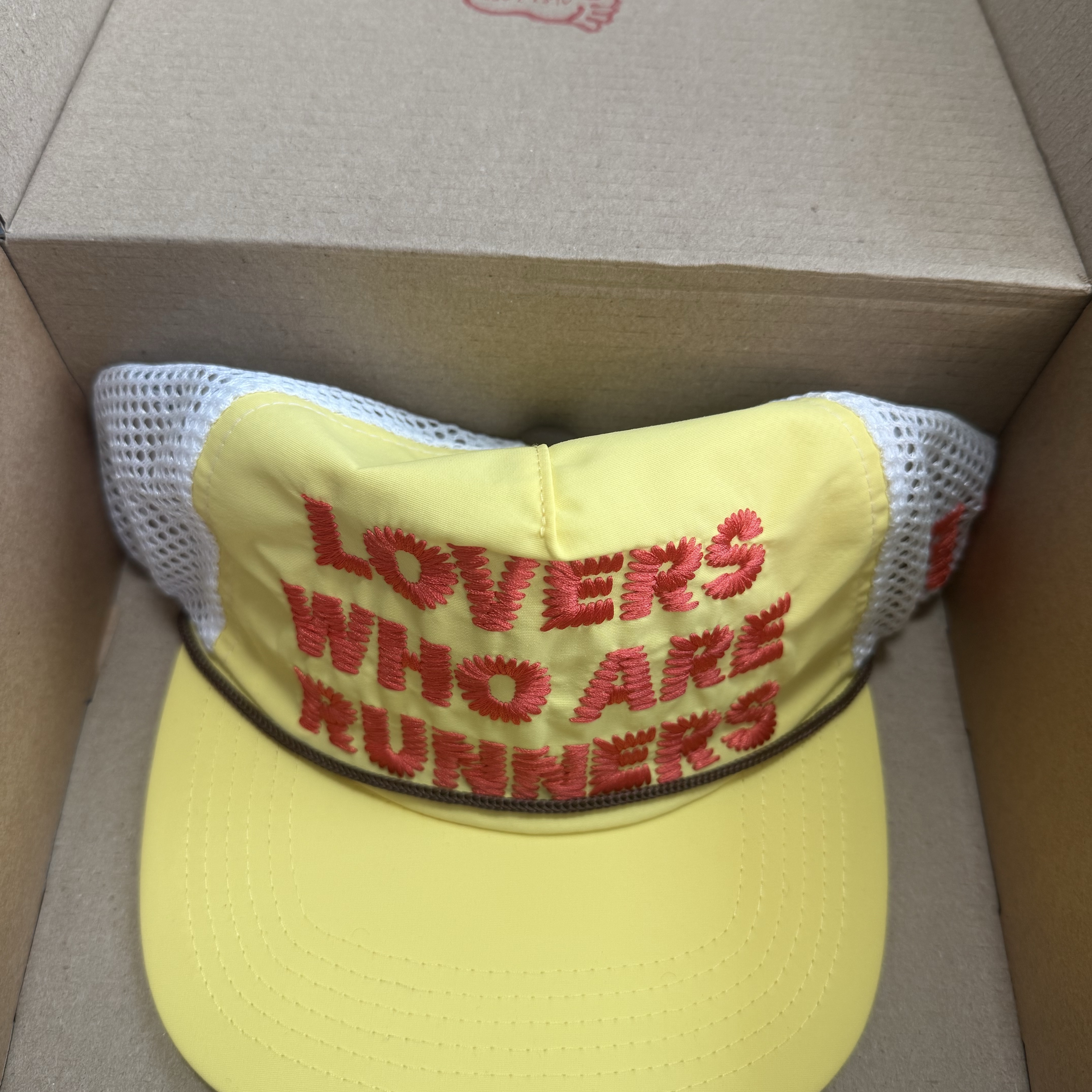 Alex Zono Lovers Who Are Runners Trucker Hat Yellow 착용 스타일 - 1