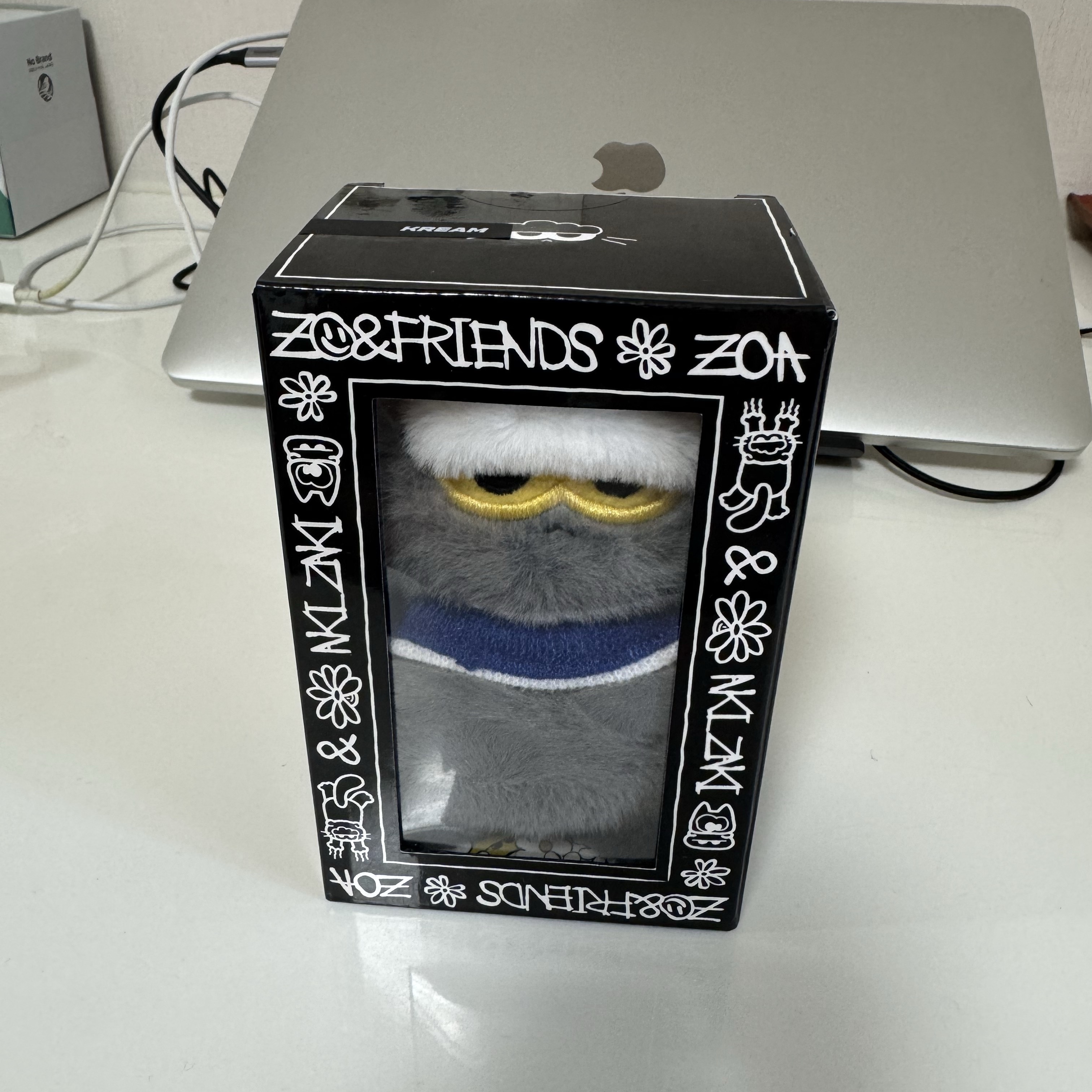 Zo&Friends Zoa Plush Keyring Grey 착용 스타일