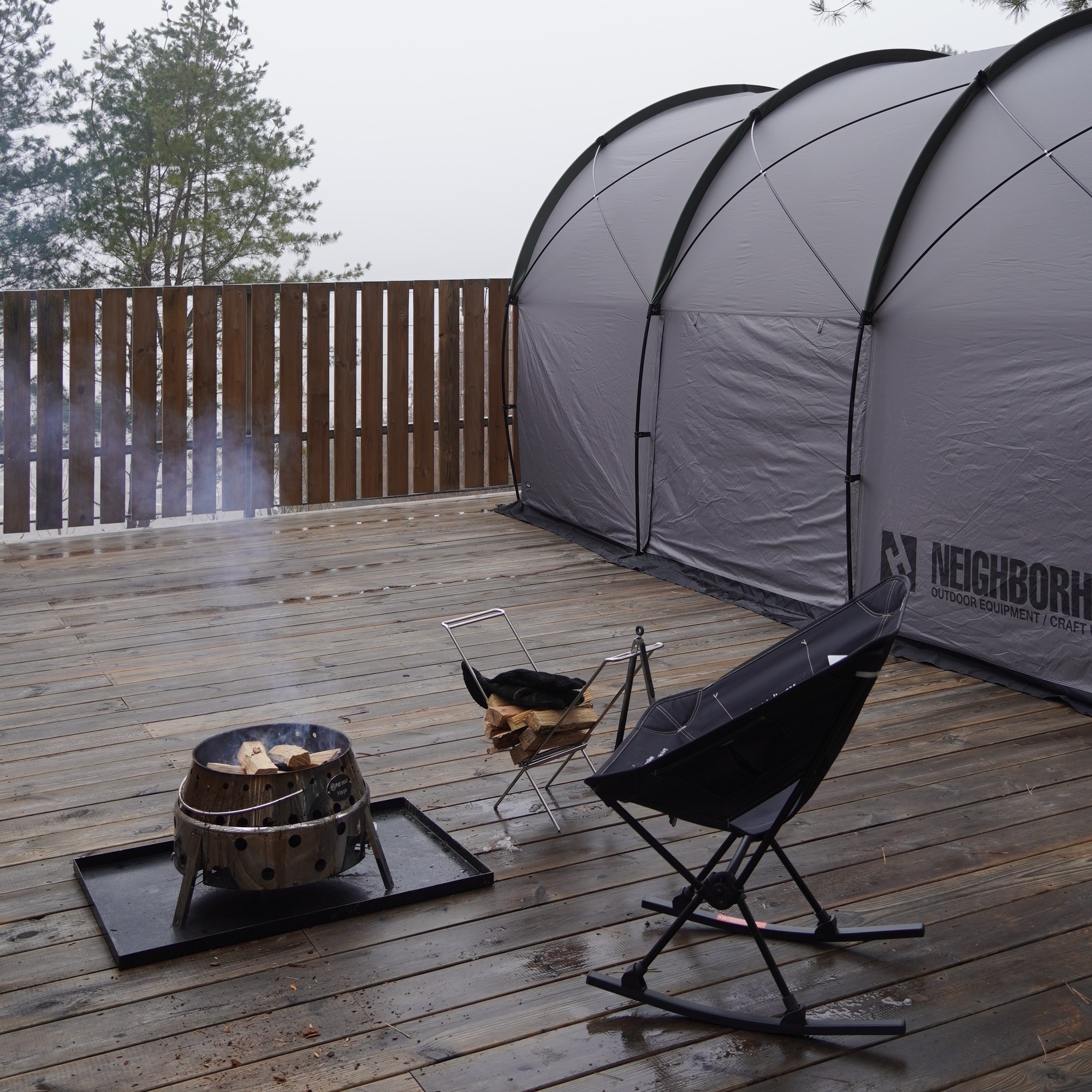 Helinox x Neighborhood Field Tunnel 4.35 Hangar Gray, New Balance x JJJJound 2002R Gore-Tex Pine 착용 스타일 - 2