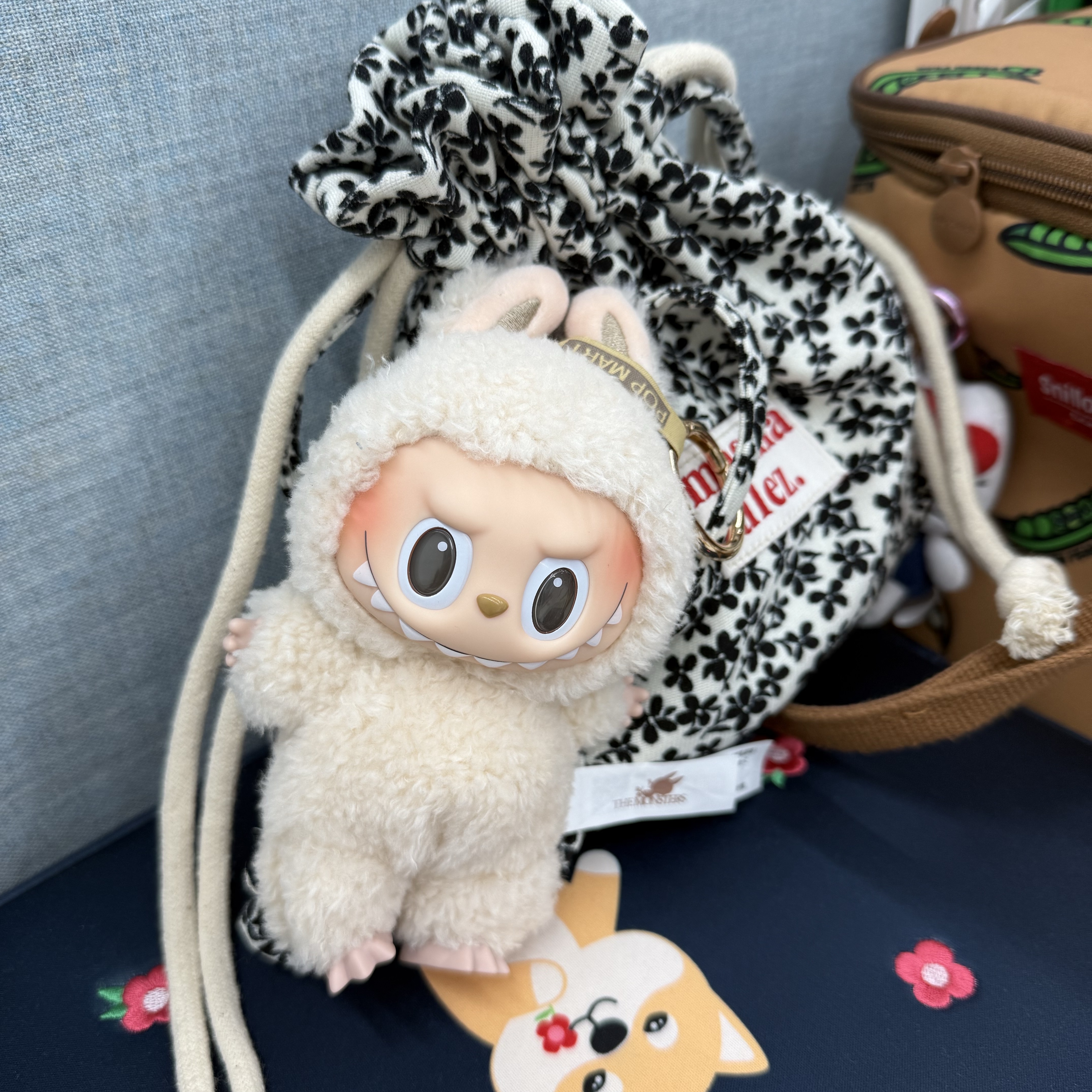 Pop Mart Labubu The Monsters Labubu Tasty Macarons Series Soymilk Keyring 착용 스타일