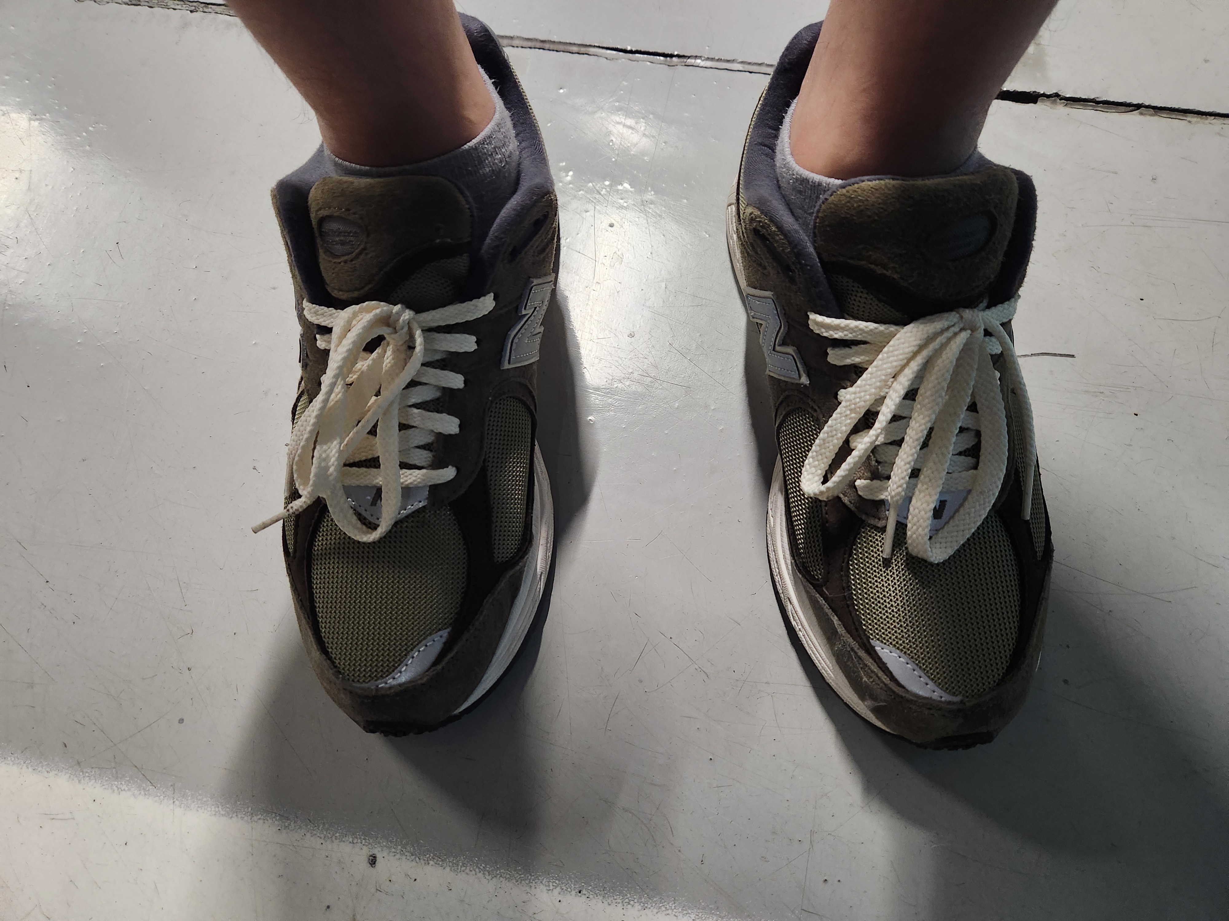 New Balance 2002R Special Vintage Khaki 착용 스타일