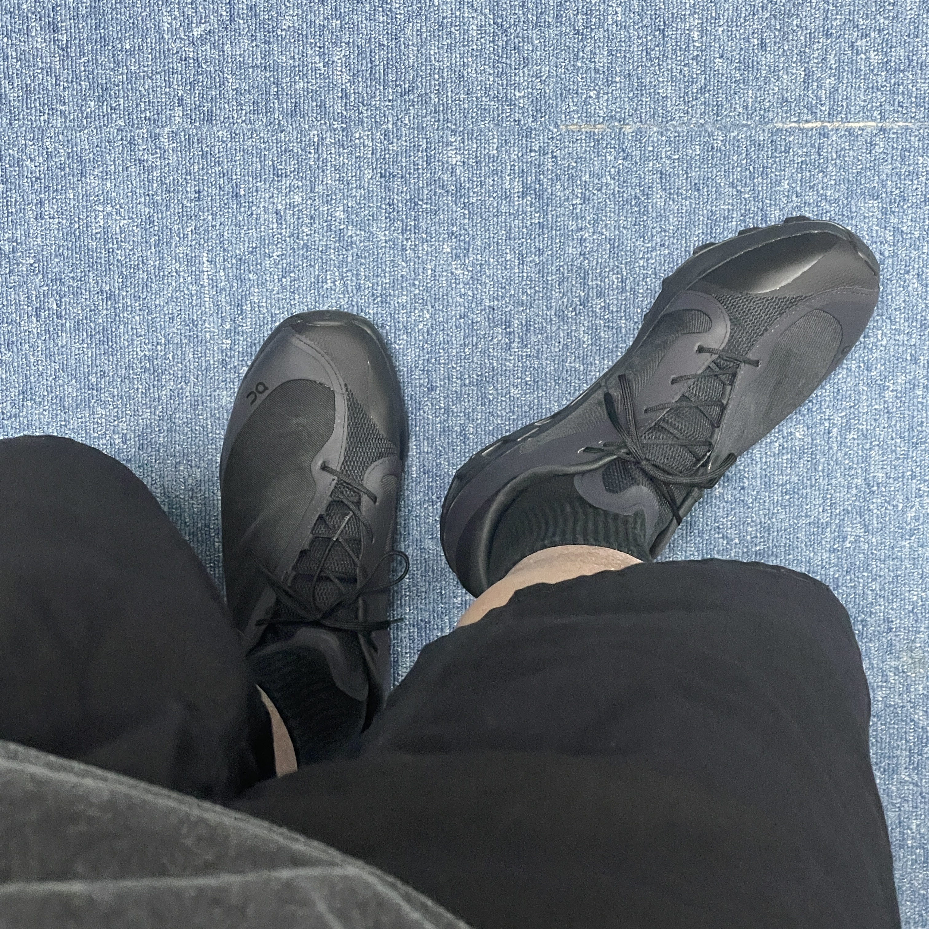 On Running x Post Archive Faction (Paf) Cloudventure Peak All Black 착용 스타일