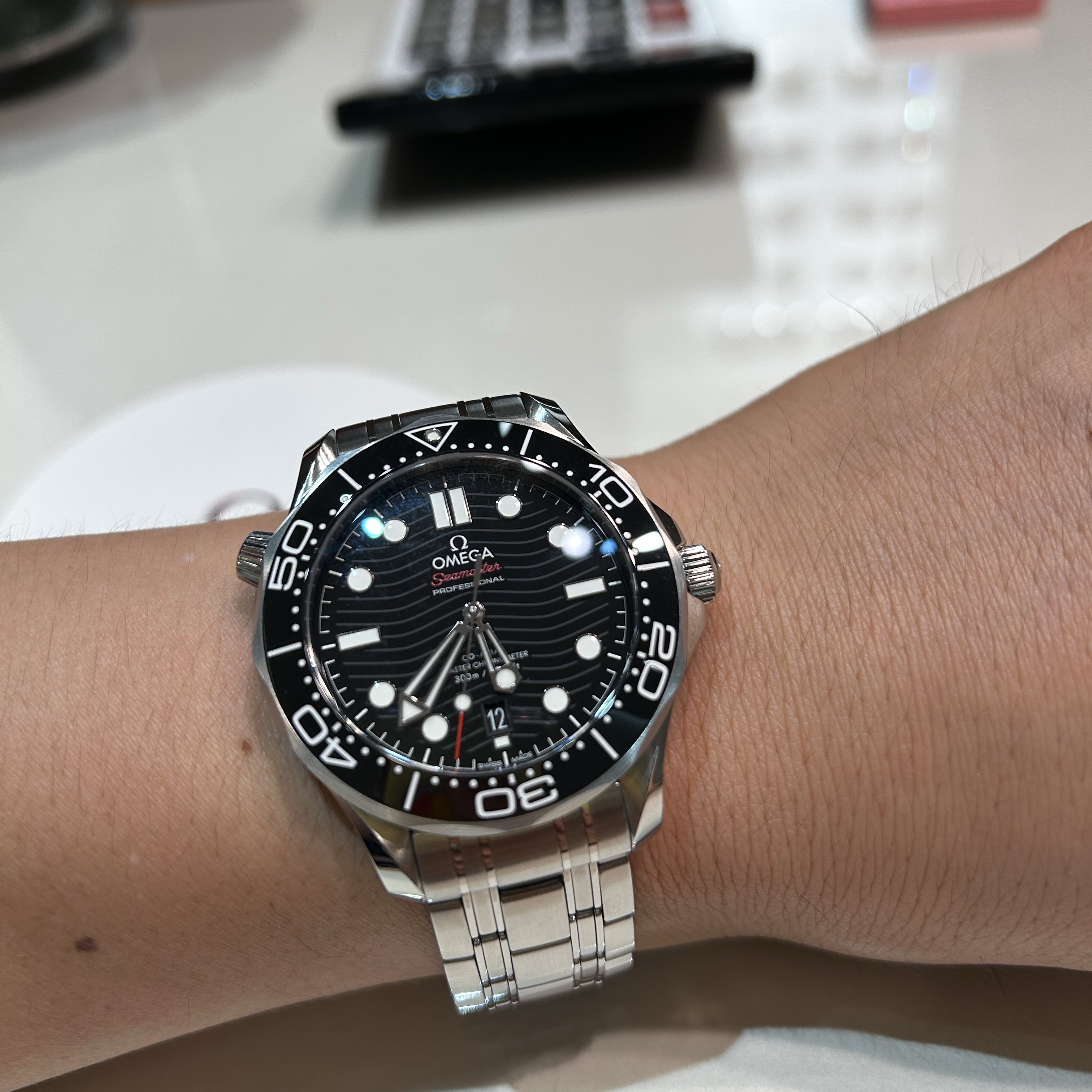 Omega Seamaster Diver 300M Co Axial Master Chronometer Steel Black 착용 스타일 - 2